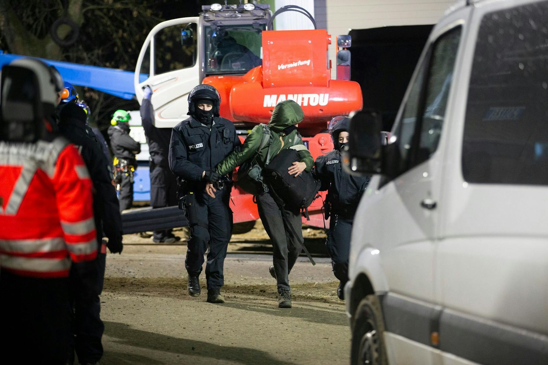 Polizisten bringen einen Klimaaktivisten weg.
Es war eine weitgehend ruhige Nacht im Protestdorf Lützerath.
