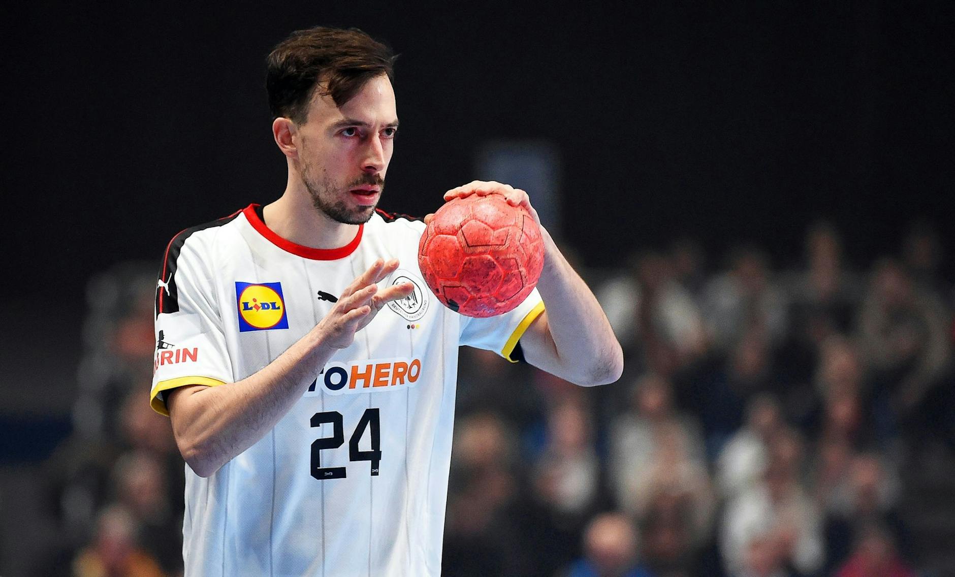 Deutschlands Patrick Groetzki am Ball.