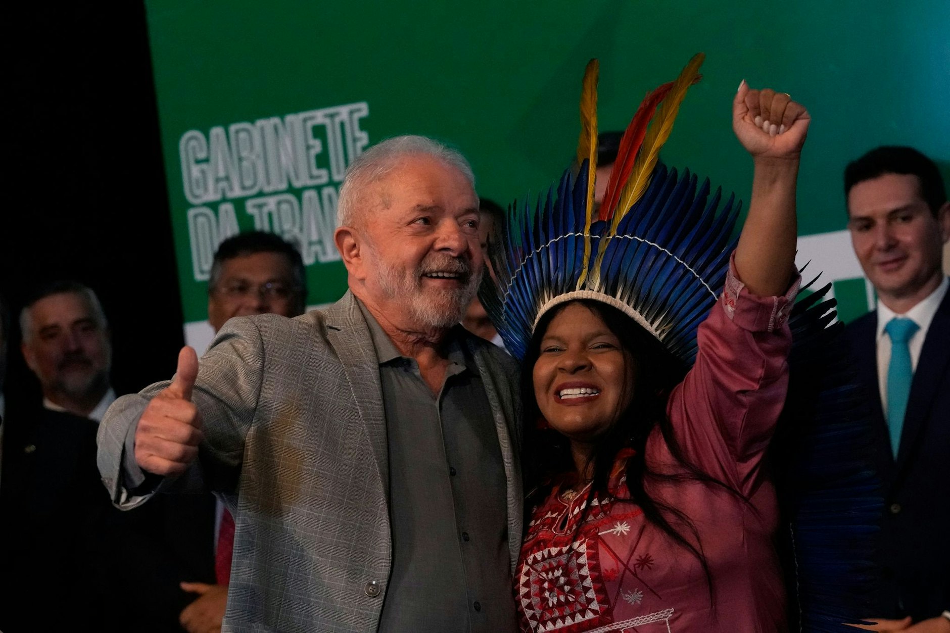 Sonia Guajajara an der Seite von Brasiliens Staatschef Luiz Inacio Lula da Silva.  