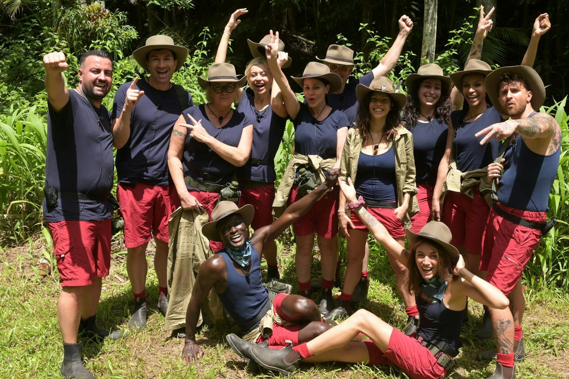 Die gute Laune hält nicht lang: Cosimo Citiolo, Lucas Cordalis, Claudia Effenberg, Papis Loveday, Verena Kerth, Djamila Rowe, Markus Mörl, Jana Pallaske, Tessa Bergmeier, Jolina Mennen, Cecilia Asoro und Gigi Birofio (v.l.n.r.) sind die Teilnehmer des Dschungelcamps 2023.