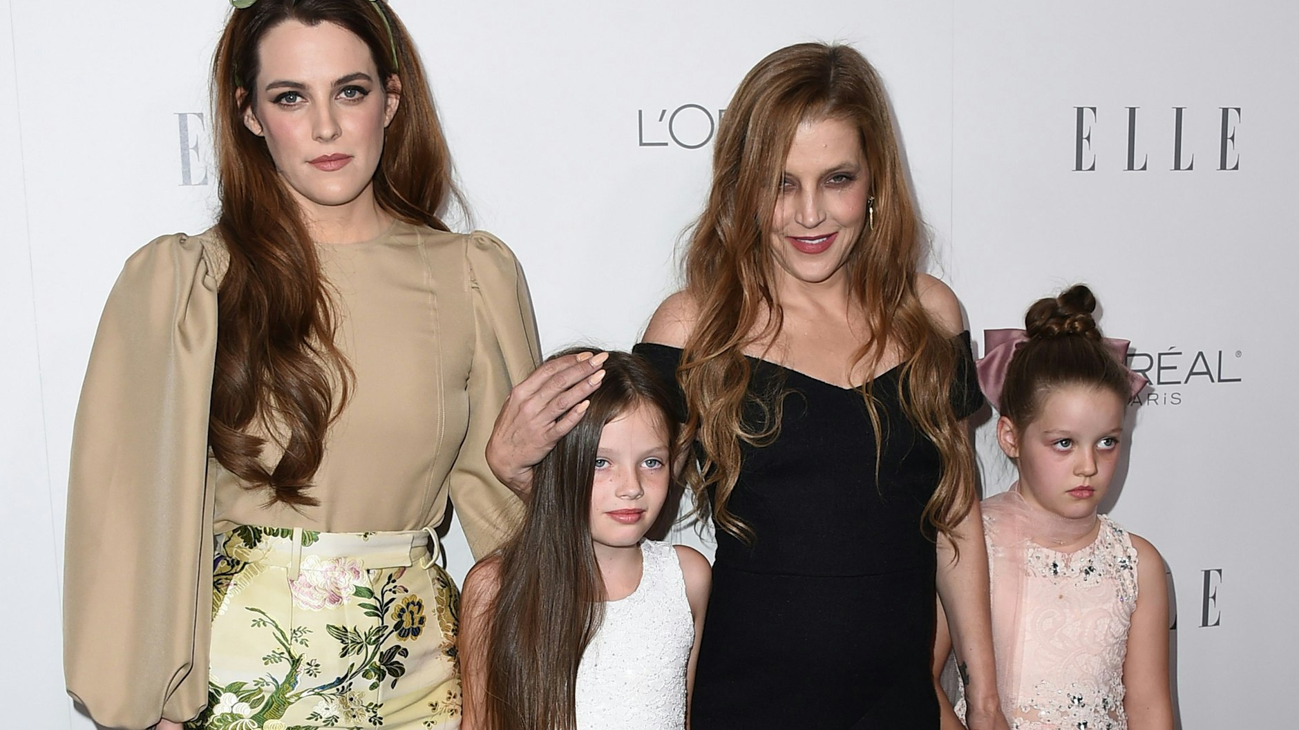 Lisa Marie Presley (2.v.r), ihre Tochter Riley Keough (l.), und ihre Zwillingstöchter Finley Lockwood und Harper Lockwood.