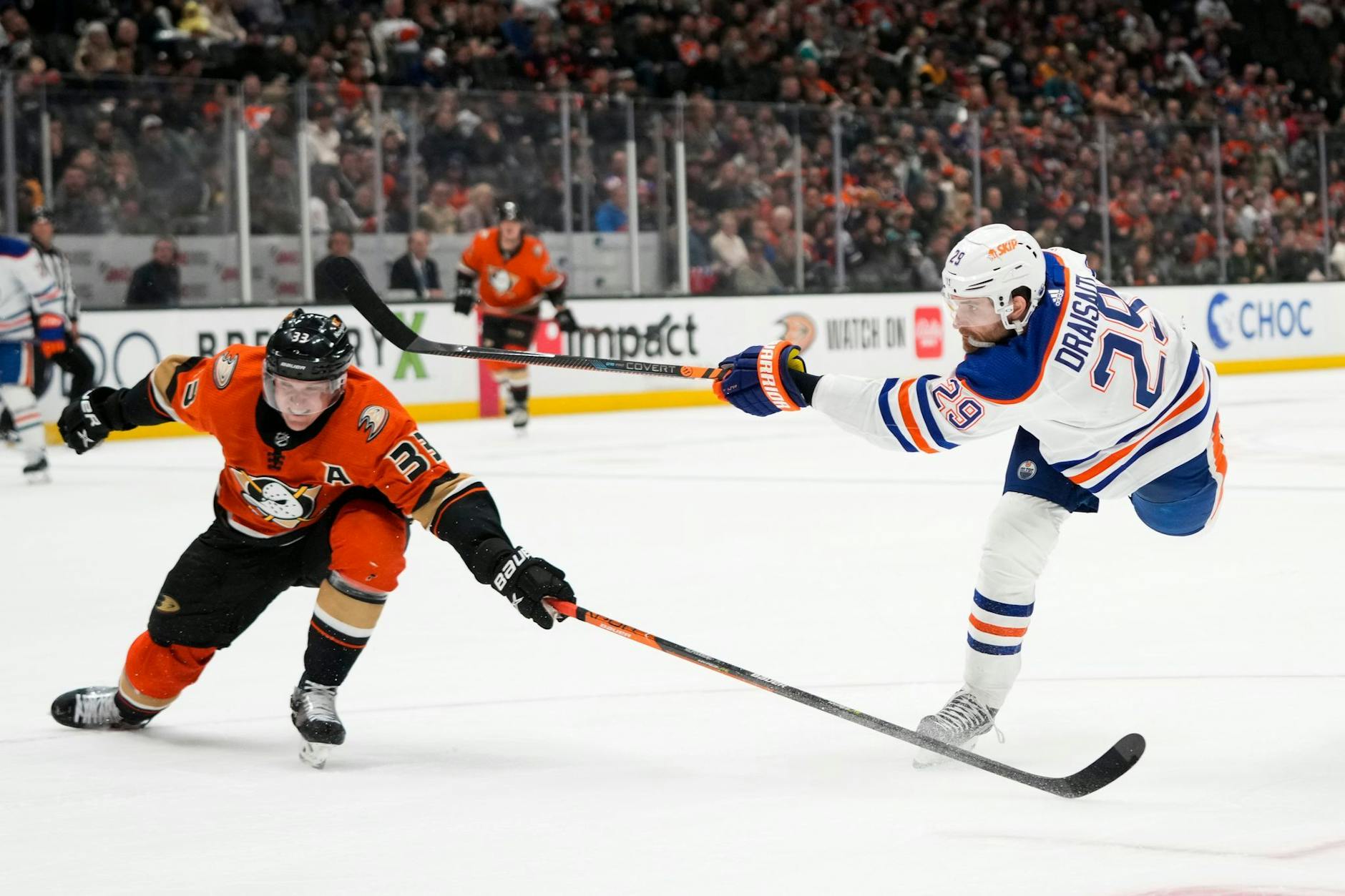 Oilers-Star Leon Draisaitl (r) traf gegen die Ducks.