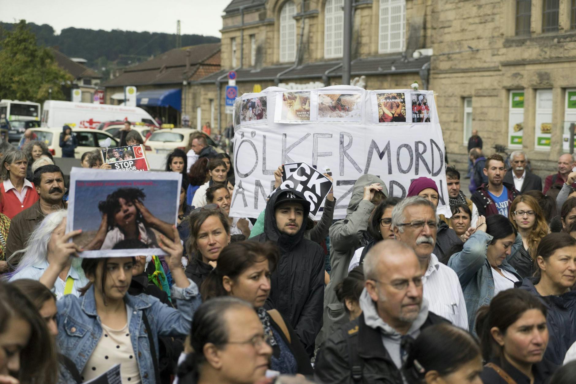 Jesiden demonstrieren im Jahr 2014 in Deutschland gegen den Massenmord der IS-Milizen an ihren Glaubensbrüdern im Irak