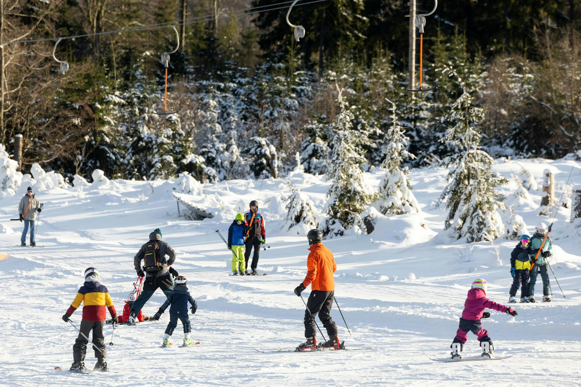 Thüringen, Steinach: Ski- und Snowboardfahrer sind im Dezember auf den Pisten der Skiarena Silbersattel Steinach unterwegs. 