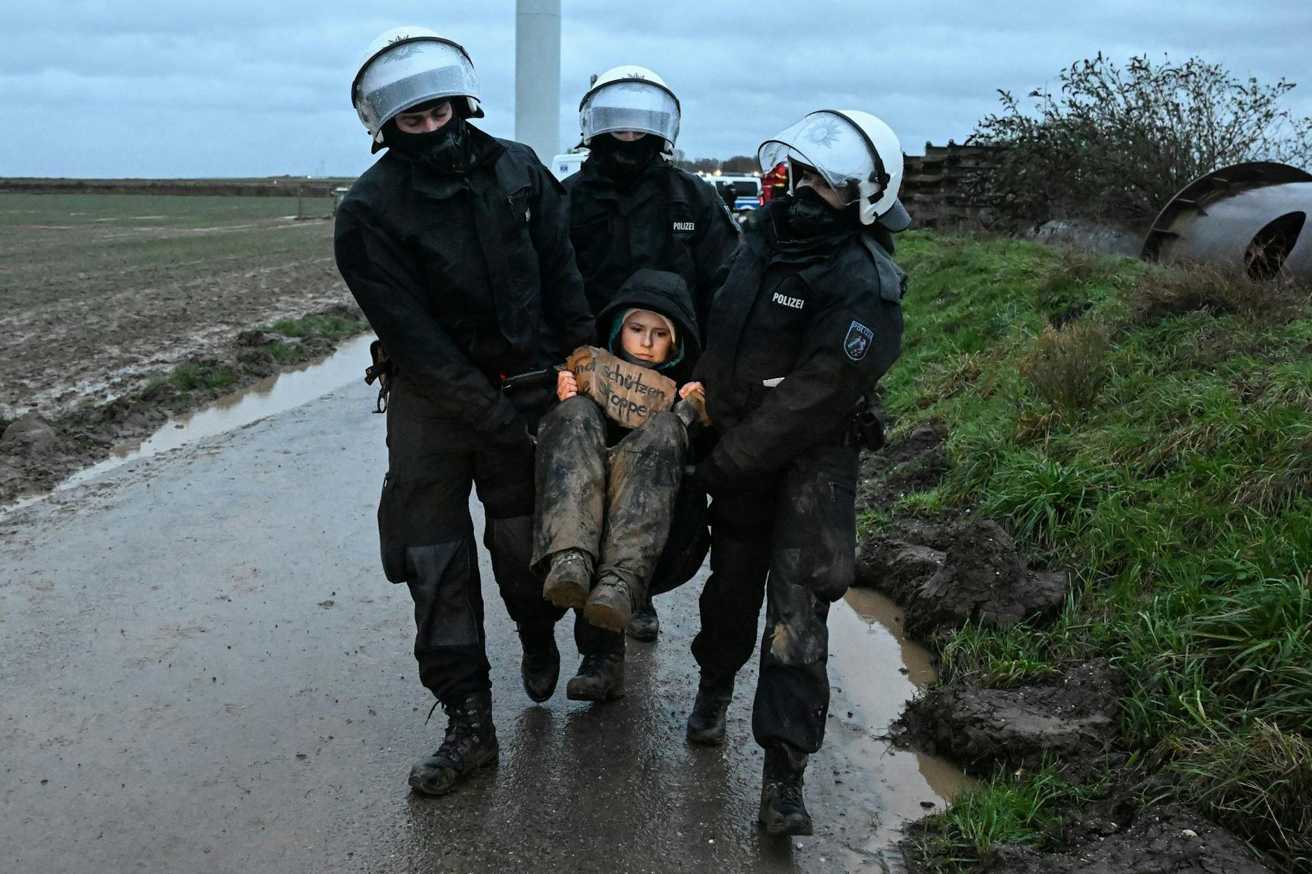 dpatopbilder - Umweltaktivistin Luisa Neubauer wird von Polizisten während einer Sitzblockade weggetragen.