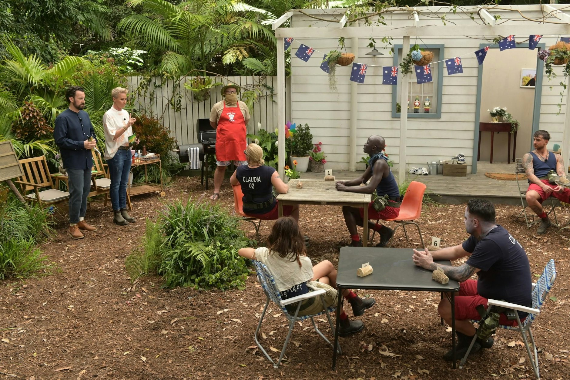 Welcome to the Jungle: Jan Köppen begrüßt das prominente Dutzend zur ersten Dschungelprüfung.