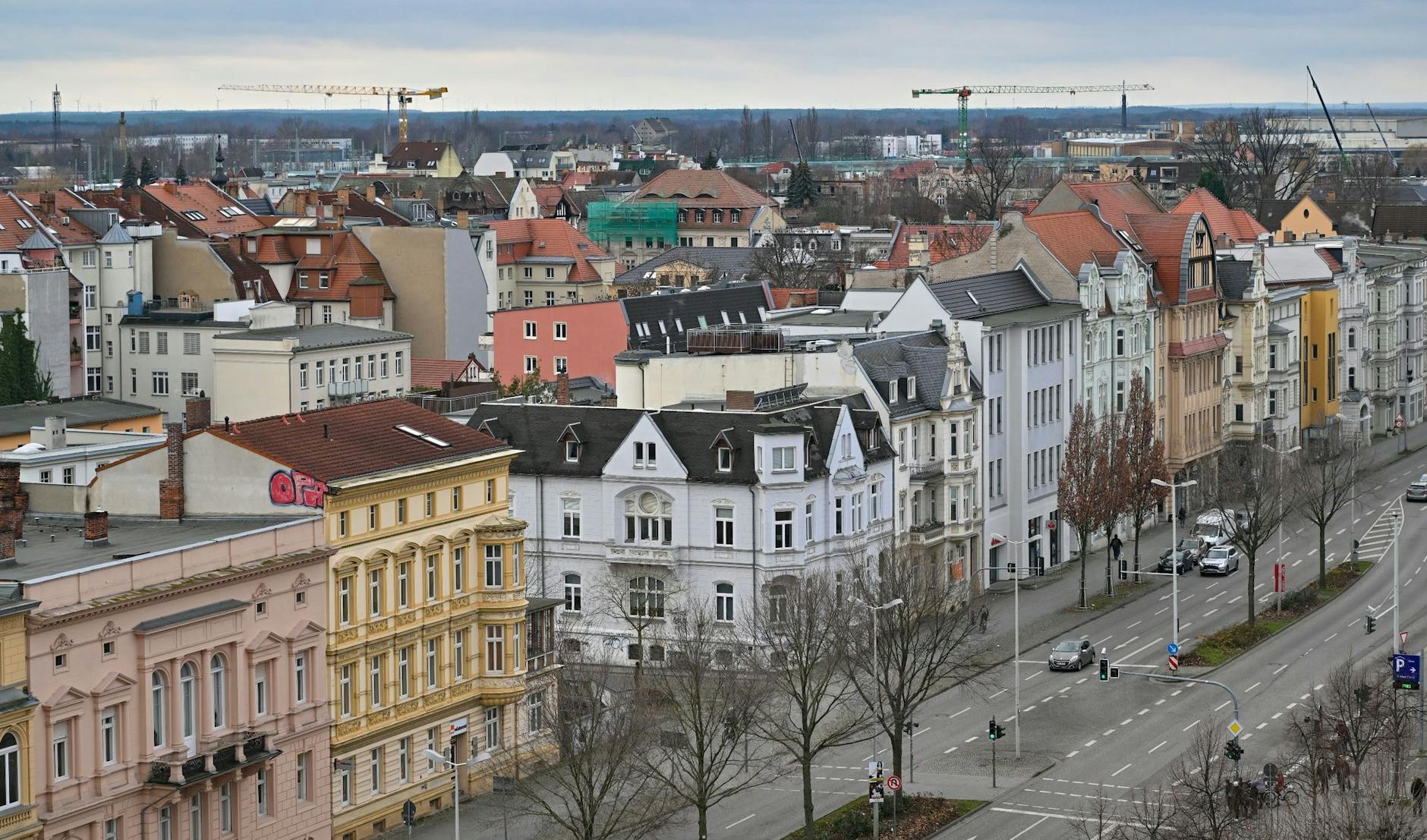 Blick vom Spremberger Turm über Wohn- und Geschäftshäuser im Zentrum der Stadt Cottbus.