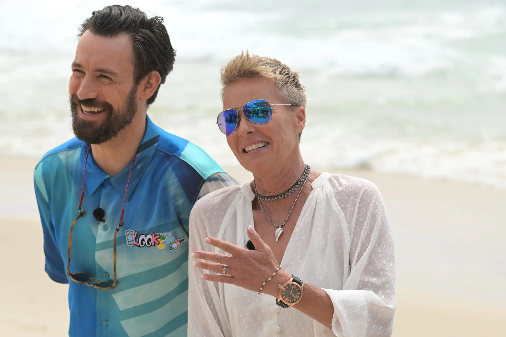 Die Moderatoren: Jan Köppen und Sonja Zietlow beim ersten Zusammentreffen mit den Stars am Strand