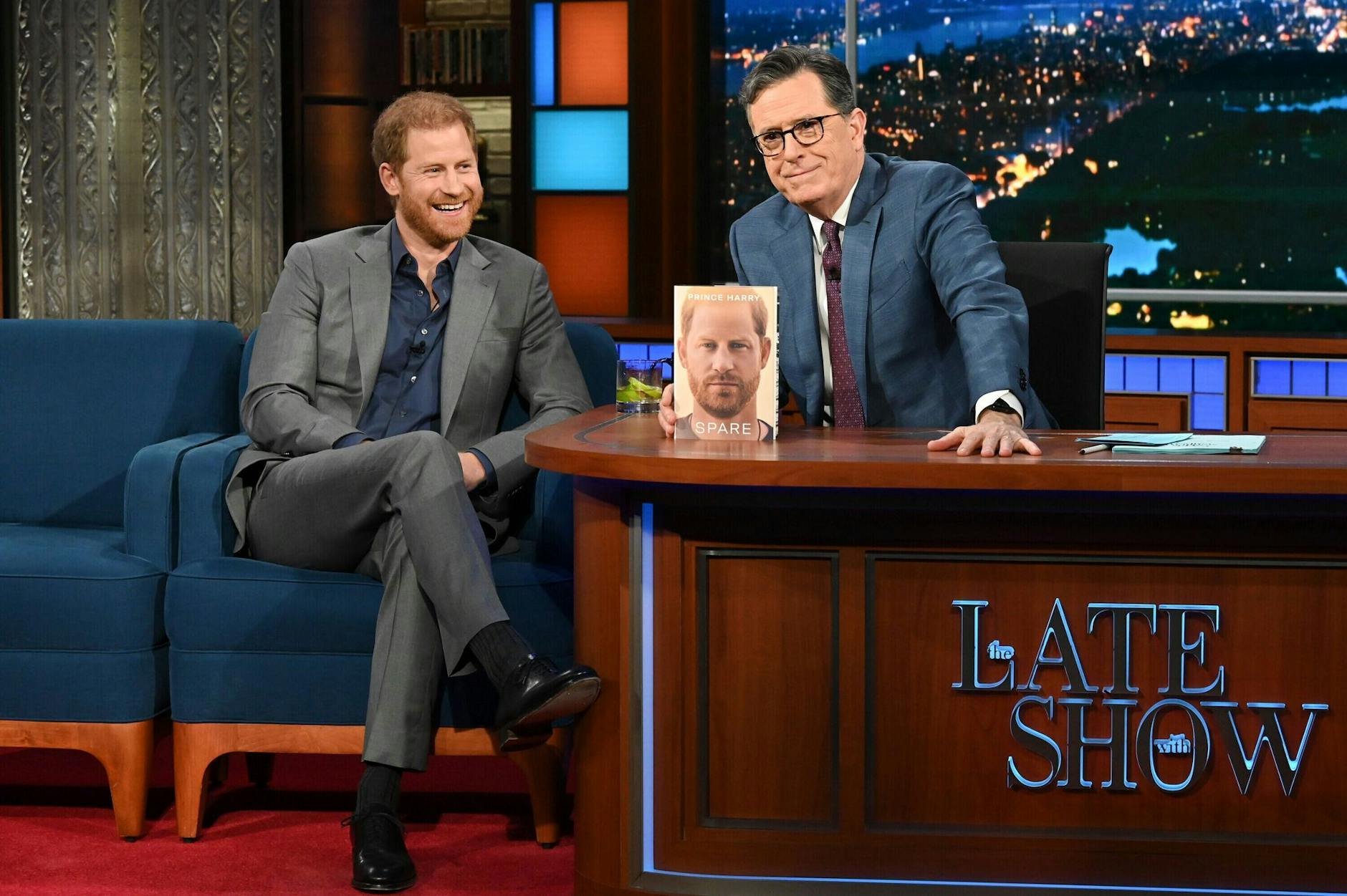 HANDOUT - Prinz Harry (l) zu Gast bei Stephen Colbert in «The Late Show».