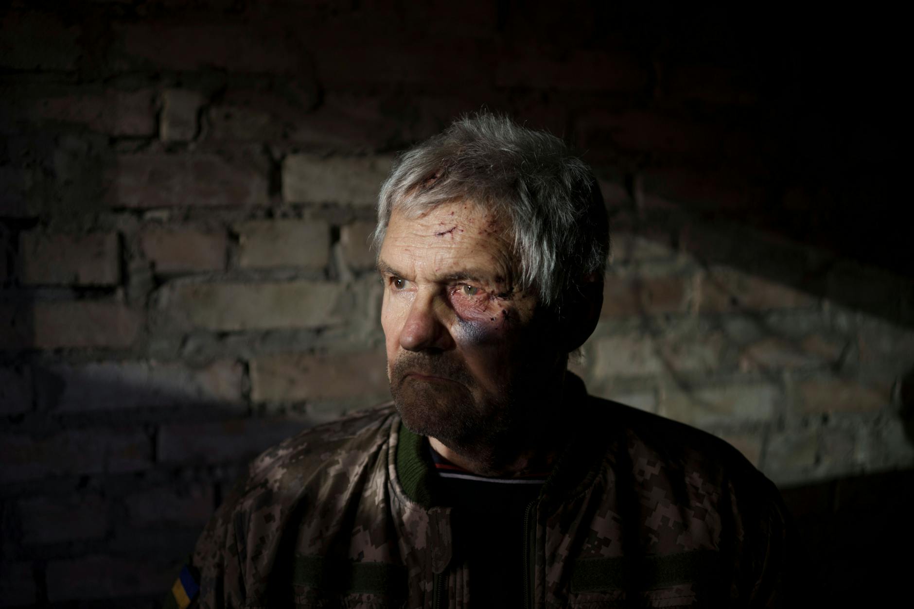 Ukraine: Ein Bürger von Kiew steht in seinem Haus, das bei einem Angriff schwer beschädigt wurde. Der Mann erlitt Verletzungen, seine Tochter wurde getötet.