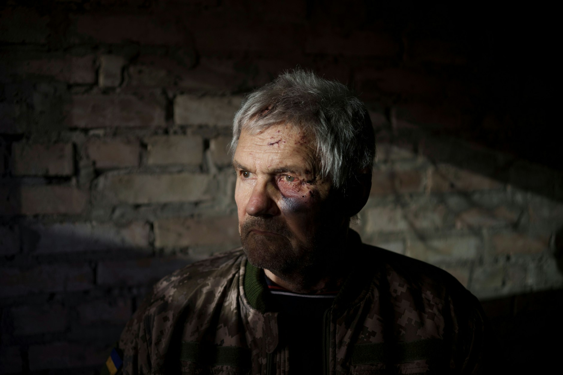 Ukraine: Ein Bürger von Kiew steht in seinem Haus, das bei einem Angriff schwer beschädigt wurde. Der Mann erlitt Verletzungen, seine Tochter wurde getötet.