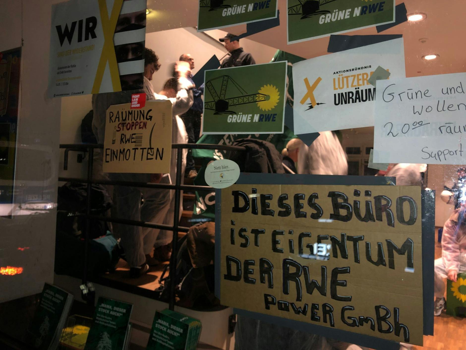 Aus Protest haben rund 30 Aktivisten die Parteizentrale der NRW-Grünen in Düsseldorf besetzt und Plakate aufgehängt.