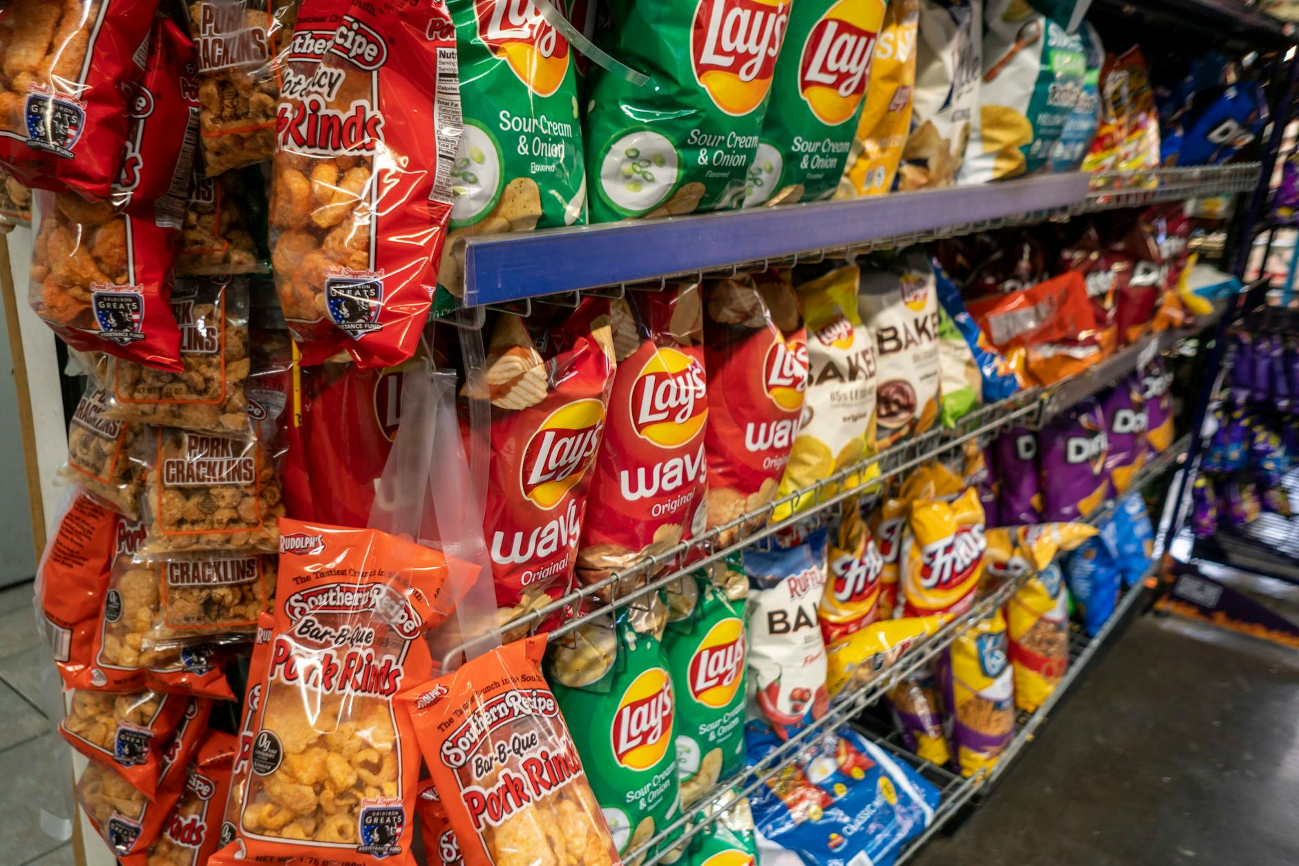 Die Chips-Marken Lay's und Doritos gehören zum Hersteller PepsiCo, der sich derzeit mit Edeka streitet.