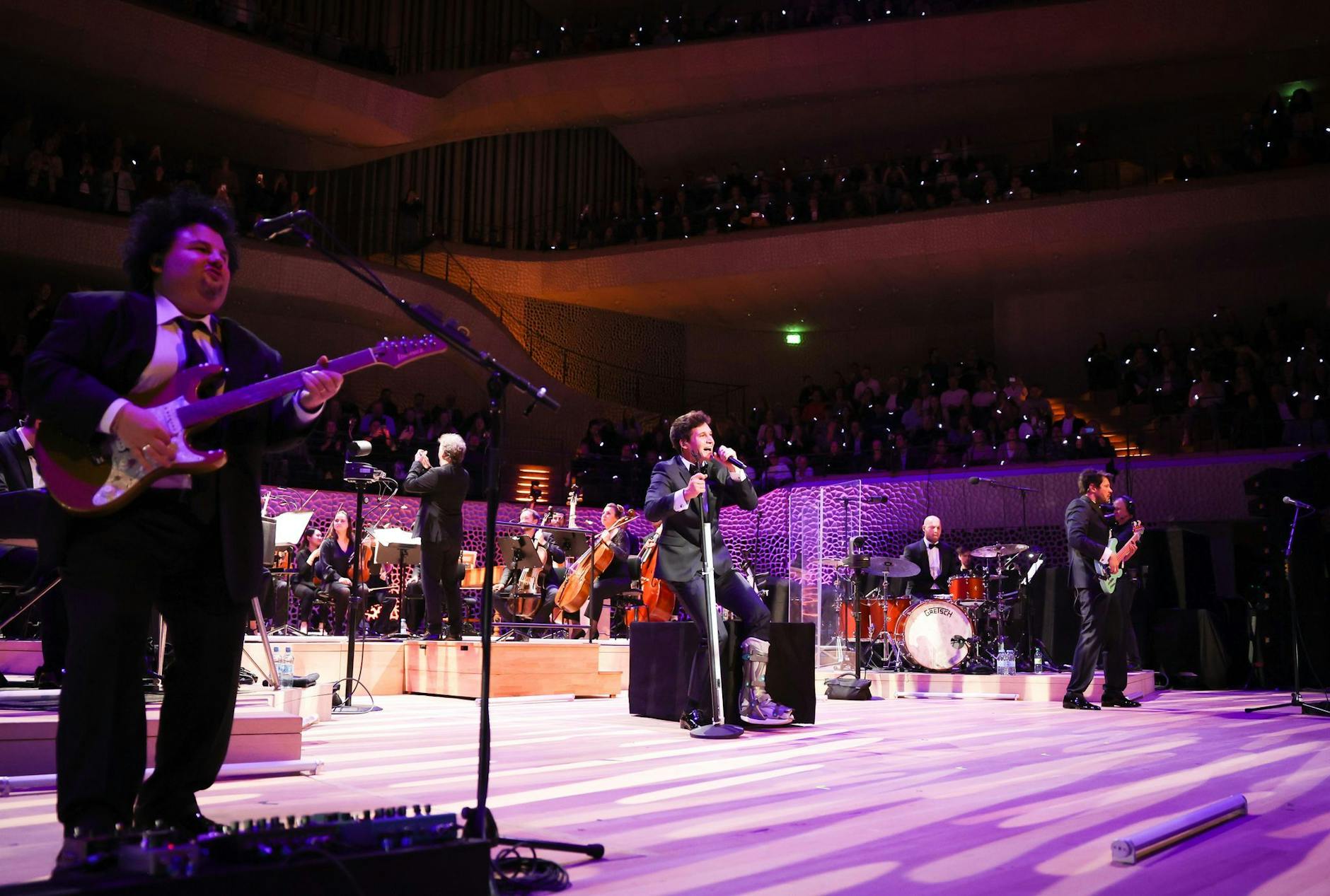 Auftritt mit Krücken: Wincent Weiss in der Elbphilharmonie beim Mini-Festival «Channel Aid - live in Concert by JBL».