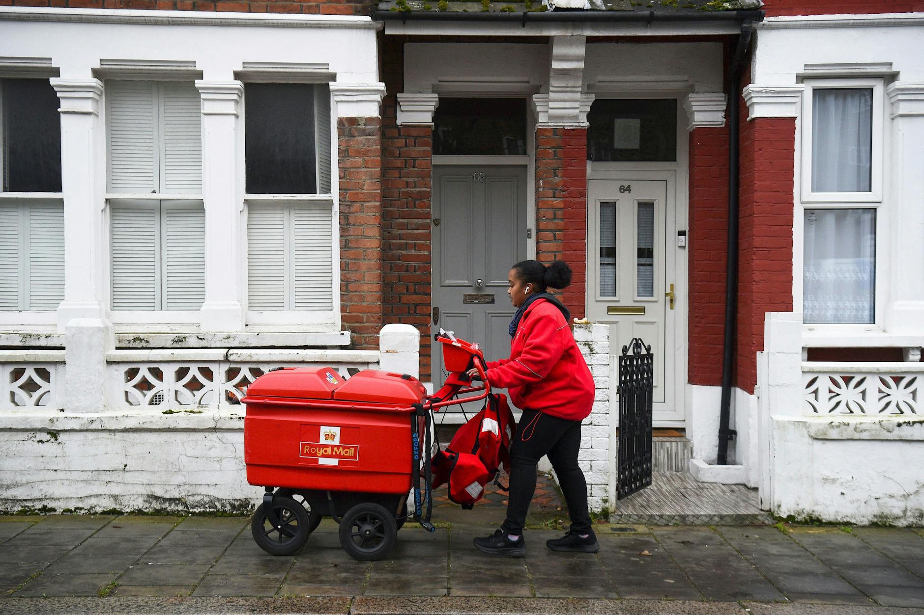 Royal Mail-Mitarbeiterin in London. Die britische Post wurde Opfer eines Cyberangriffs.