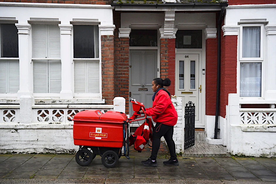 Royal Mail-Mitarbeiterin in London. Die britische Post wurde Opfer eines Cyberangriffs.