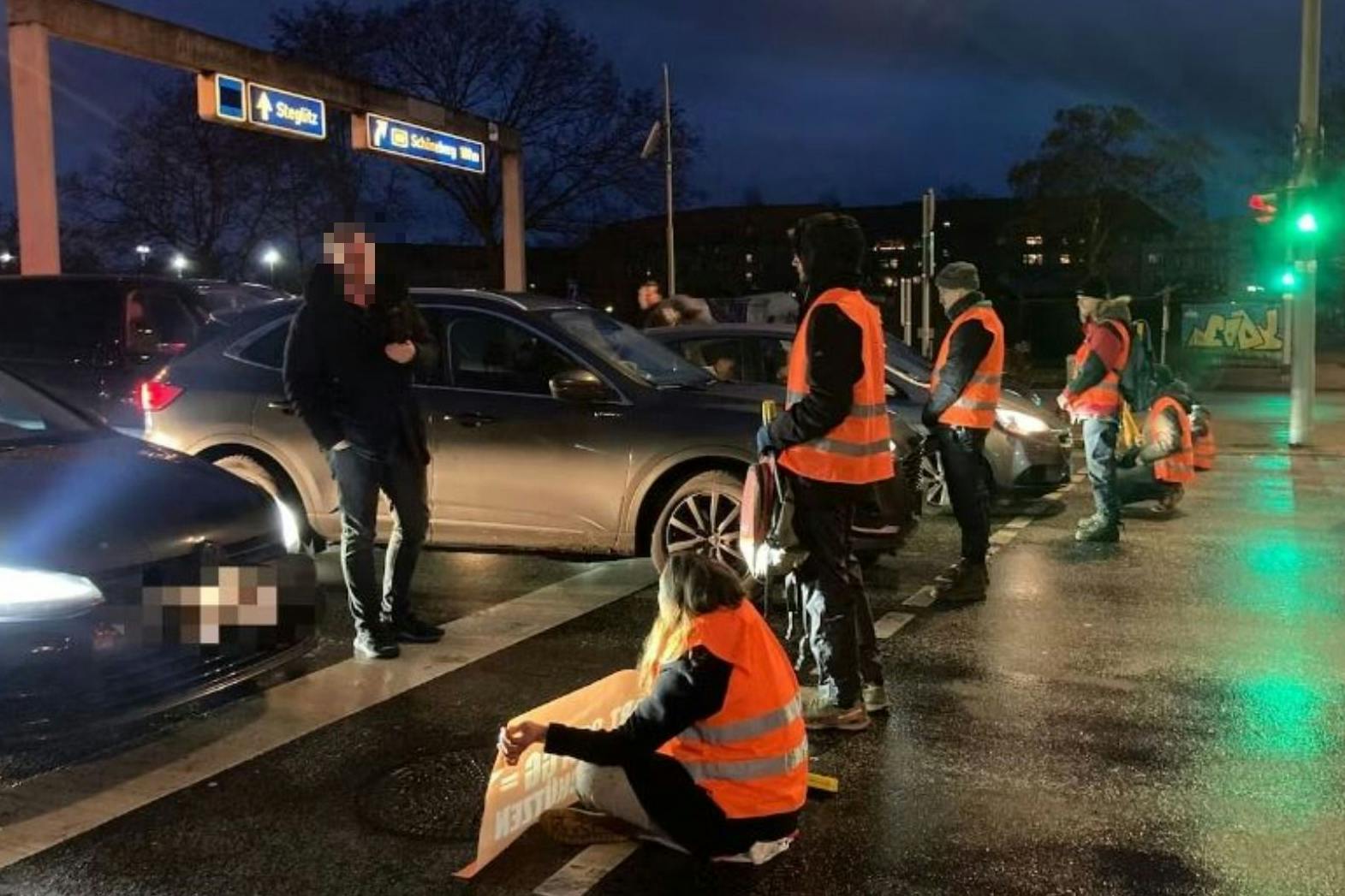 Klimaaktivisten der Letzten Generation am Freitagmorgen in Berlin-Wilmersdorf.