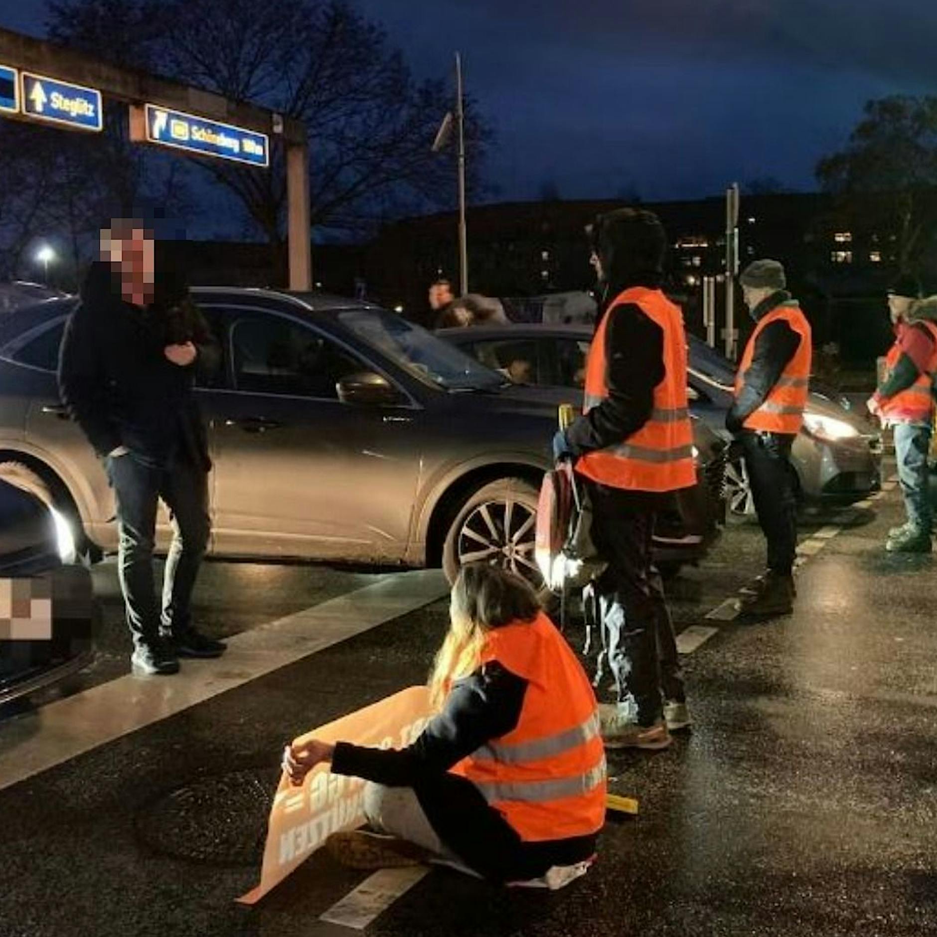 Letzte Generation in Wilmersdorf: Autofahrer nimmt Aktivisten in den Würgegriff