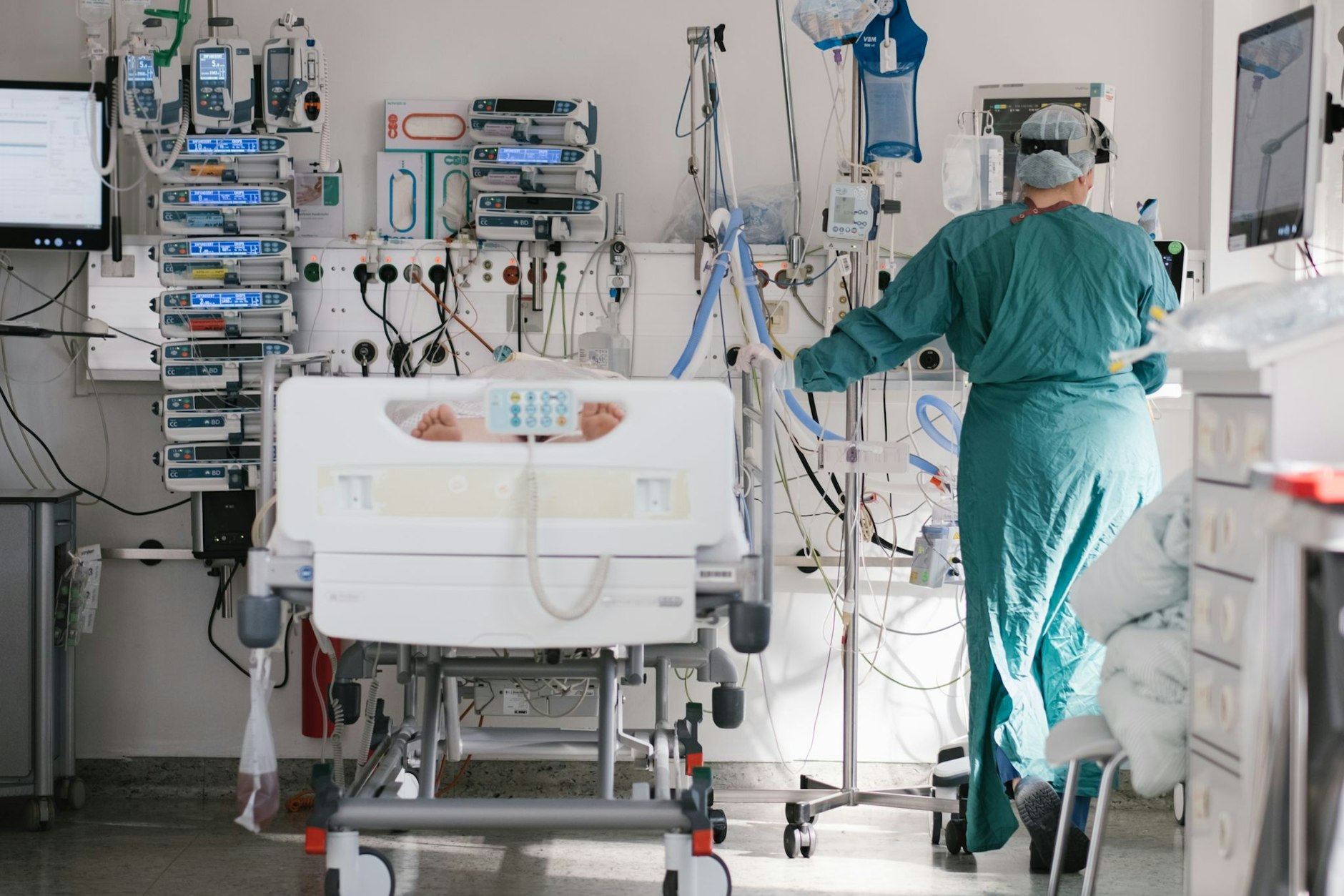 ARCHIV - Die Zahl der in Kliniken behandelten Fälle wird Experten zufolge langfristig wegen der alternden Gesellschaft weiter ansteigen. Foto: Ole Spata/dpa