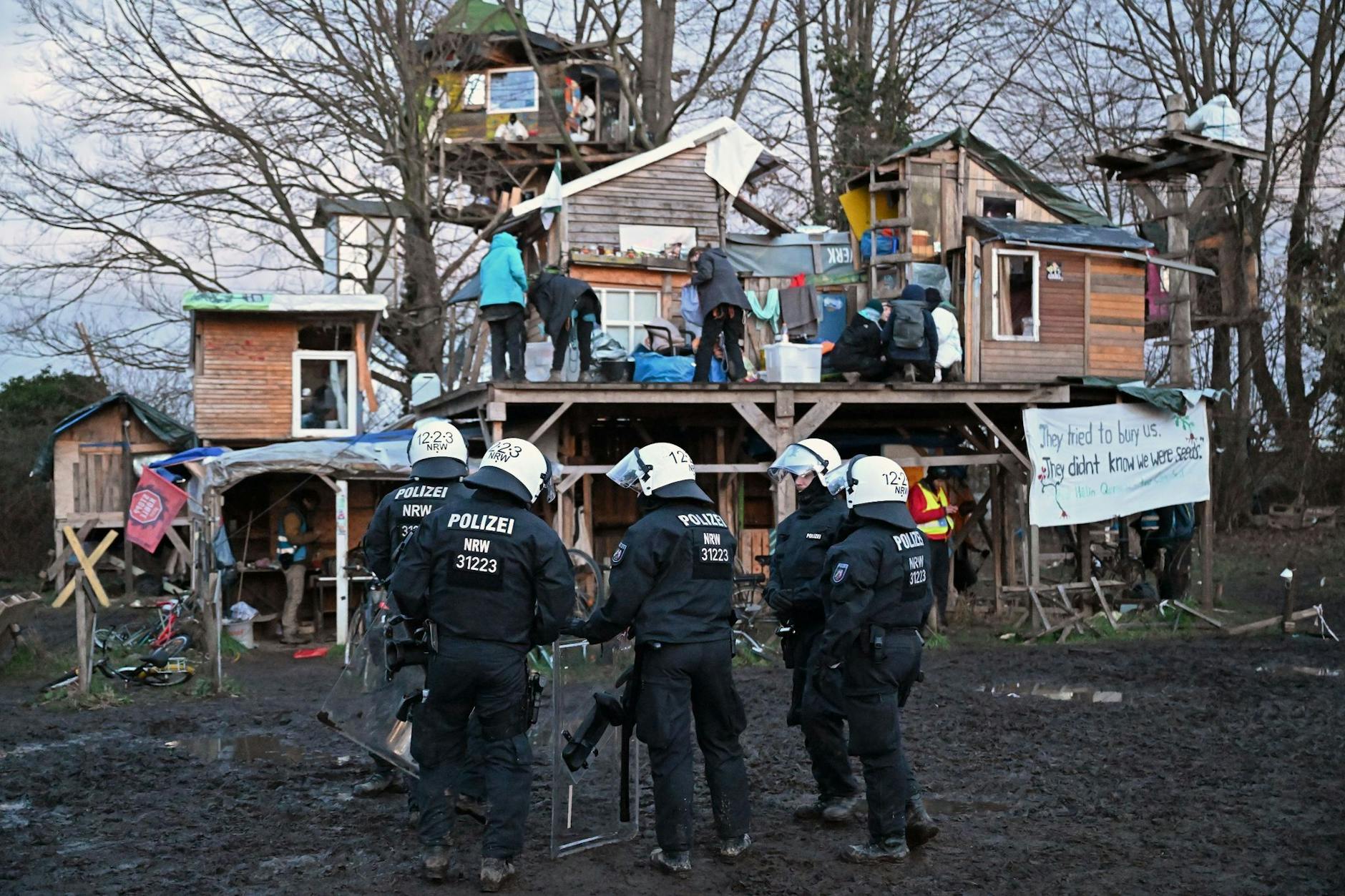 In den Baumhäusern harren noch zahlreiche Aktivisten aus. Der aufziehende Sturm macht ihnen den Verbleib schwerer.