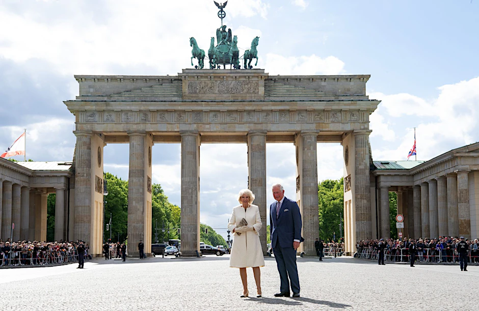 ARCHIV - Der damalige britische Thronfolger Prinz Charles und seine Frau Herzogin Camilla 2019 vor dem Brandenburger Tor in Berlin.  