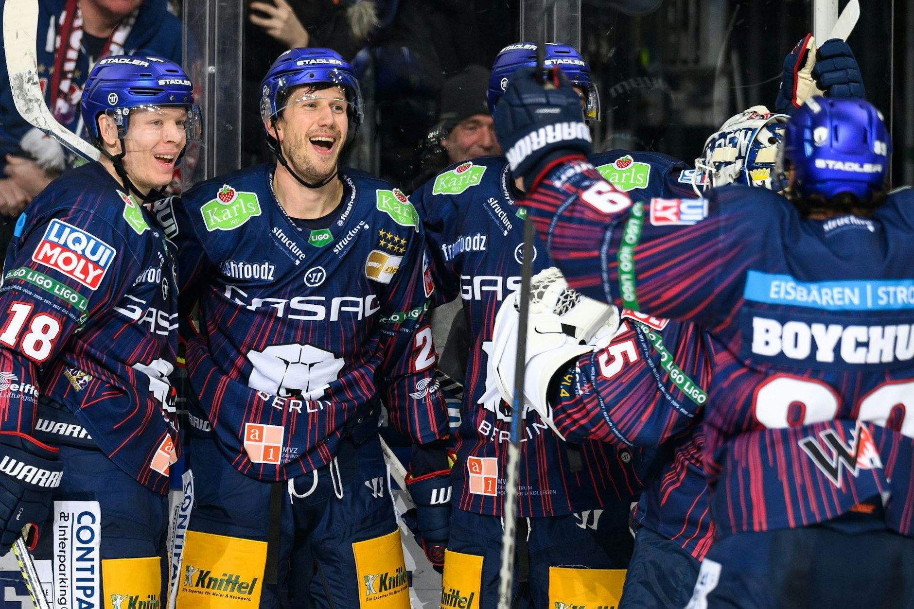 Eisbär Frank Mauer (2.v.l.) lässt sich nach seinem Tor zum 4:3 nach Verlängerung gegen die Augsburger Panther von den Kollegen feiern.