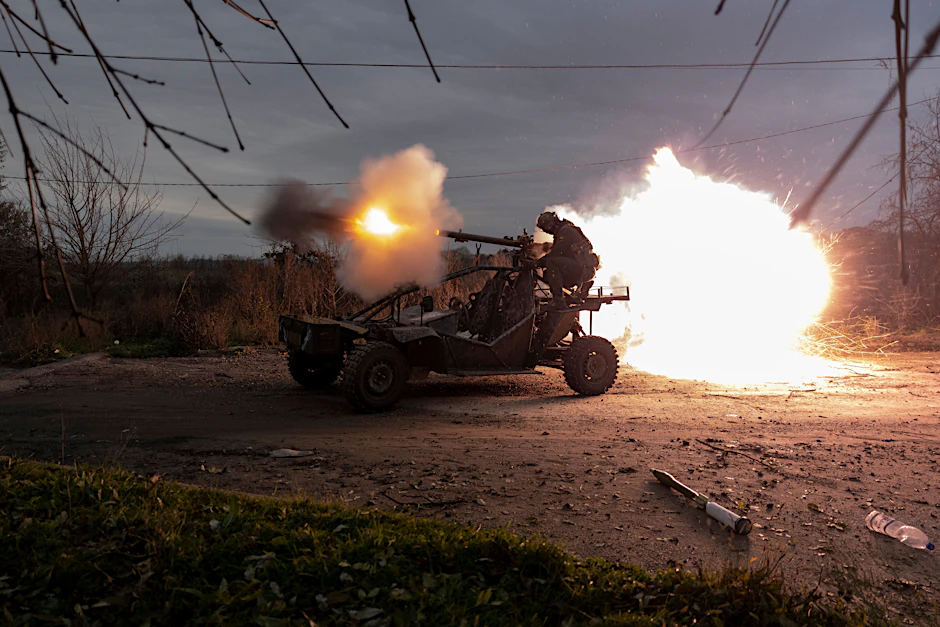 Ukrainische Soldaten schießen auf russische Stellungen in der Nähe von Cherson.
