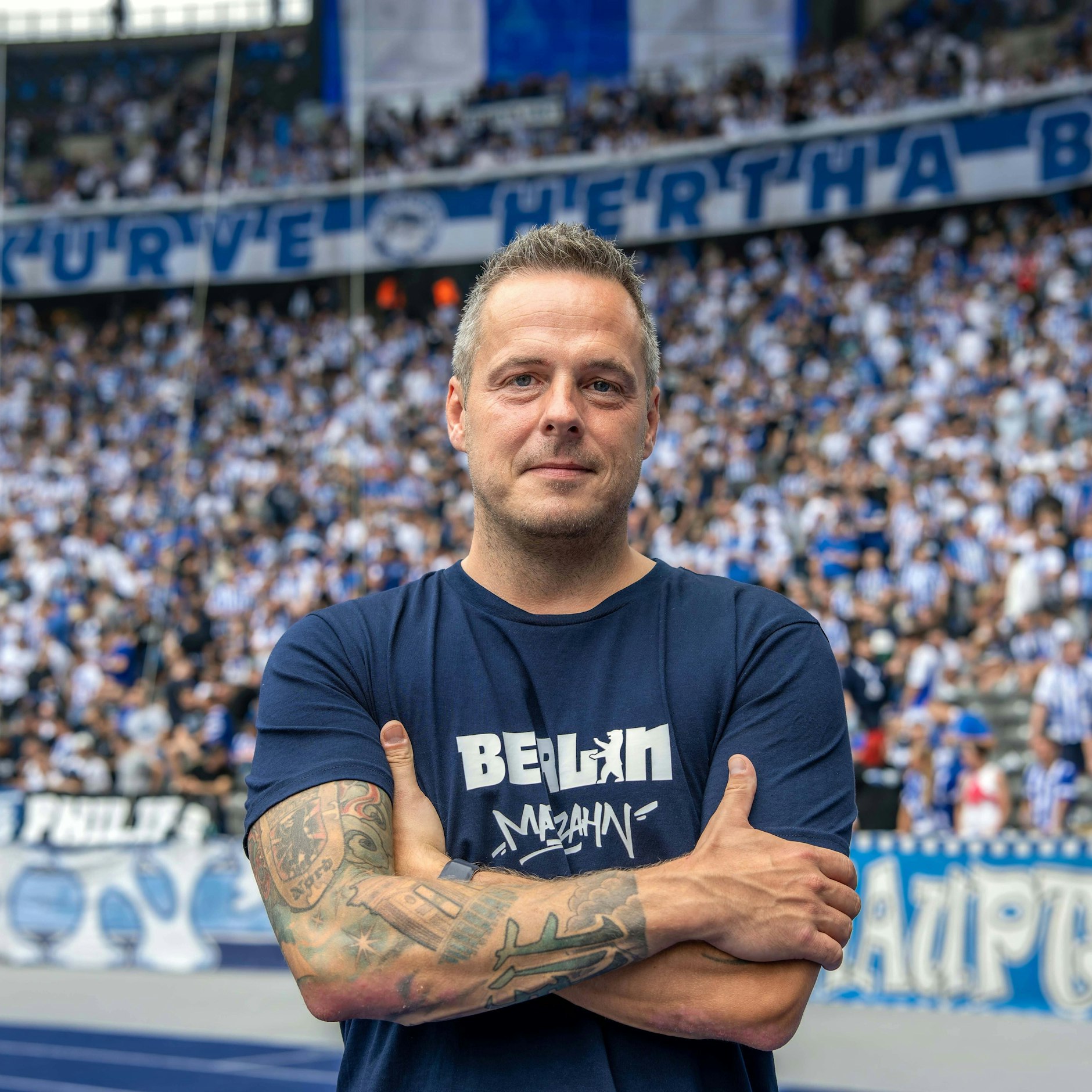 Präsident Kay Bernstein ist in Herthas Ostkurve groß geworden und zeigt es auch voller Stolz.