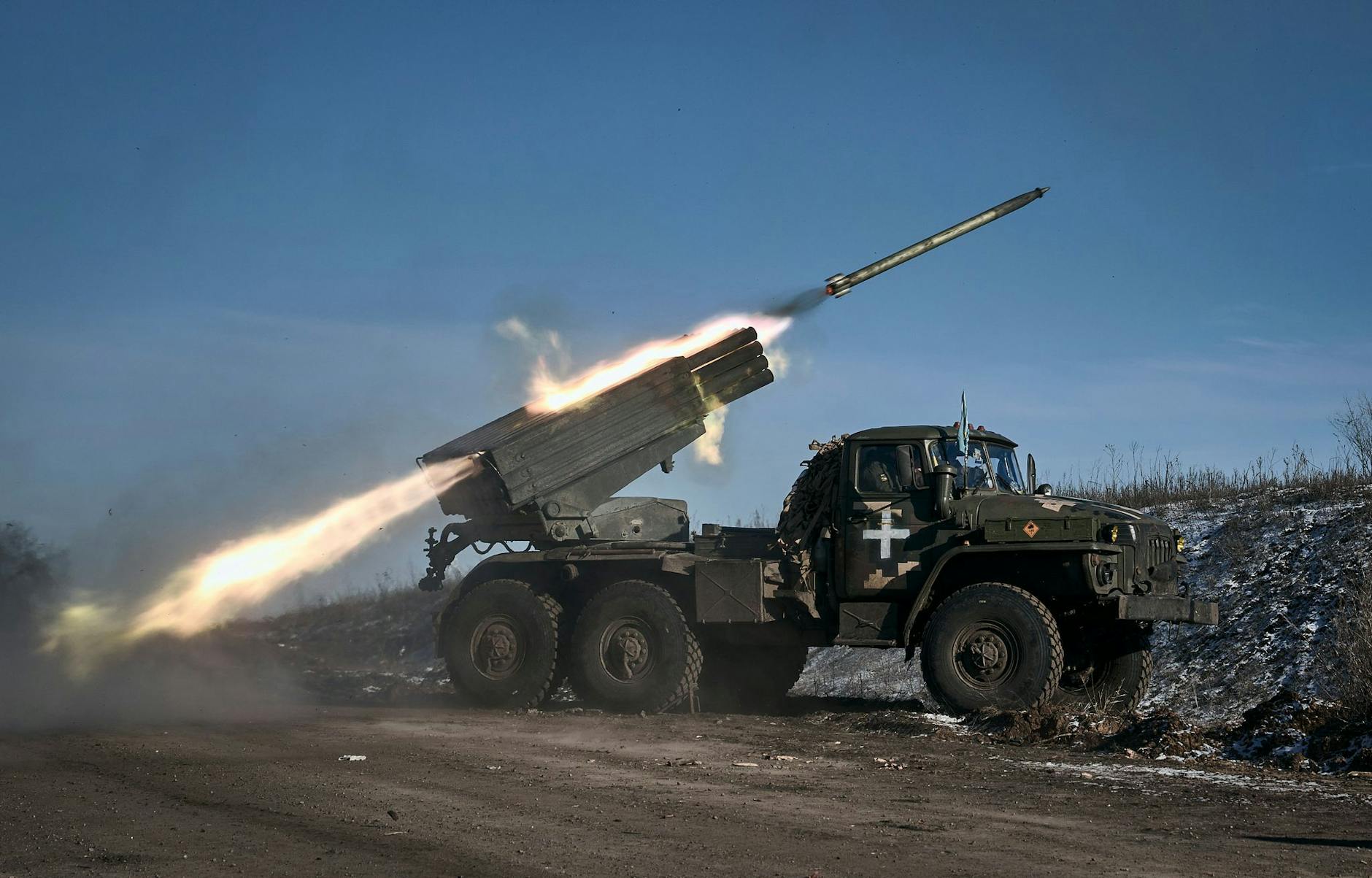 Ein Grad-Mehrfachraketenwerfer der ukrainischen Armee feuert Raketen auf russische Stellungen an der Frontlinie bei Soledar.