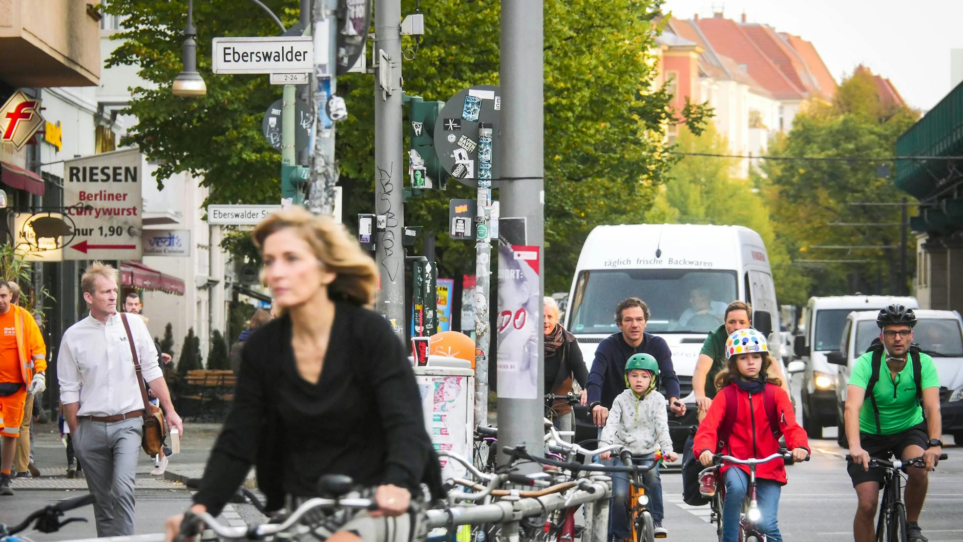 Der Radweg auf der Schönhauser Allee ist stark frequentiert und derzeit zum Überholen oft zu schmal. 