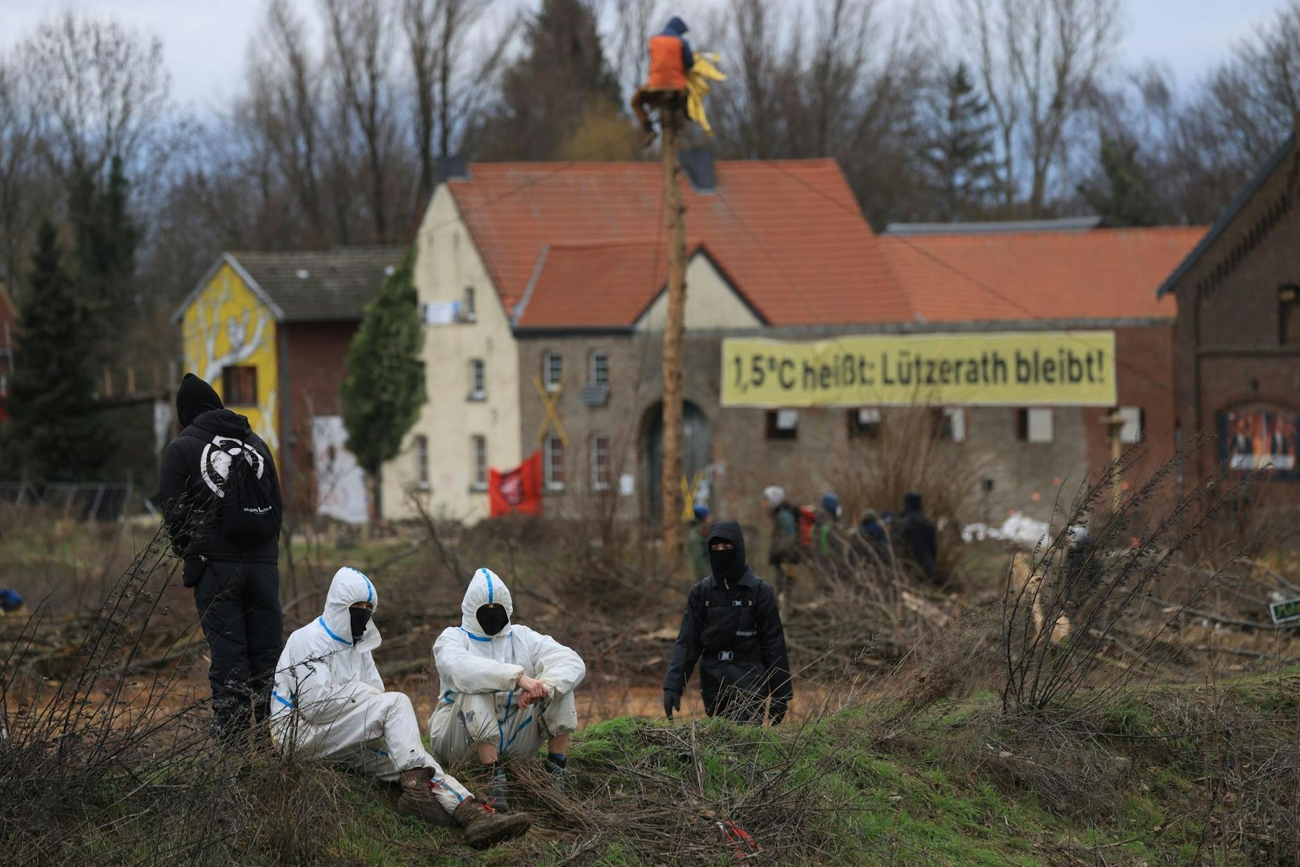 Klimaschutzaktivisten sitzen am Dorfrand von Lützerath.