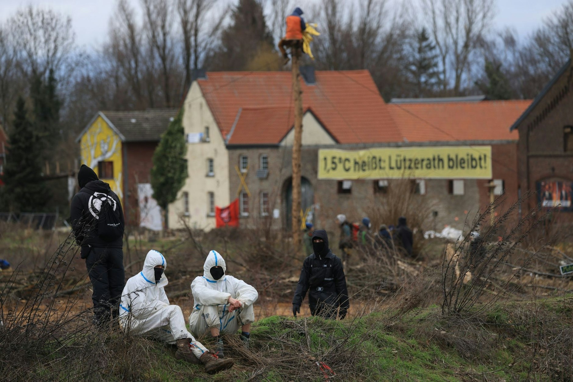 Klimaschutzaktivisten sitzen am Dorfrand von Lützerath.  