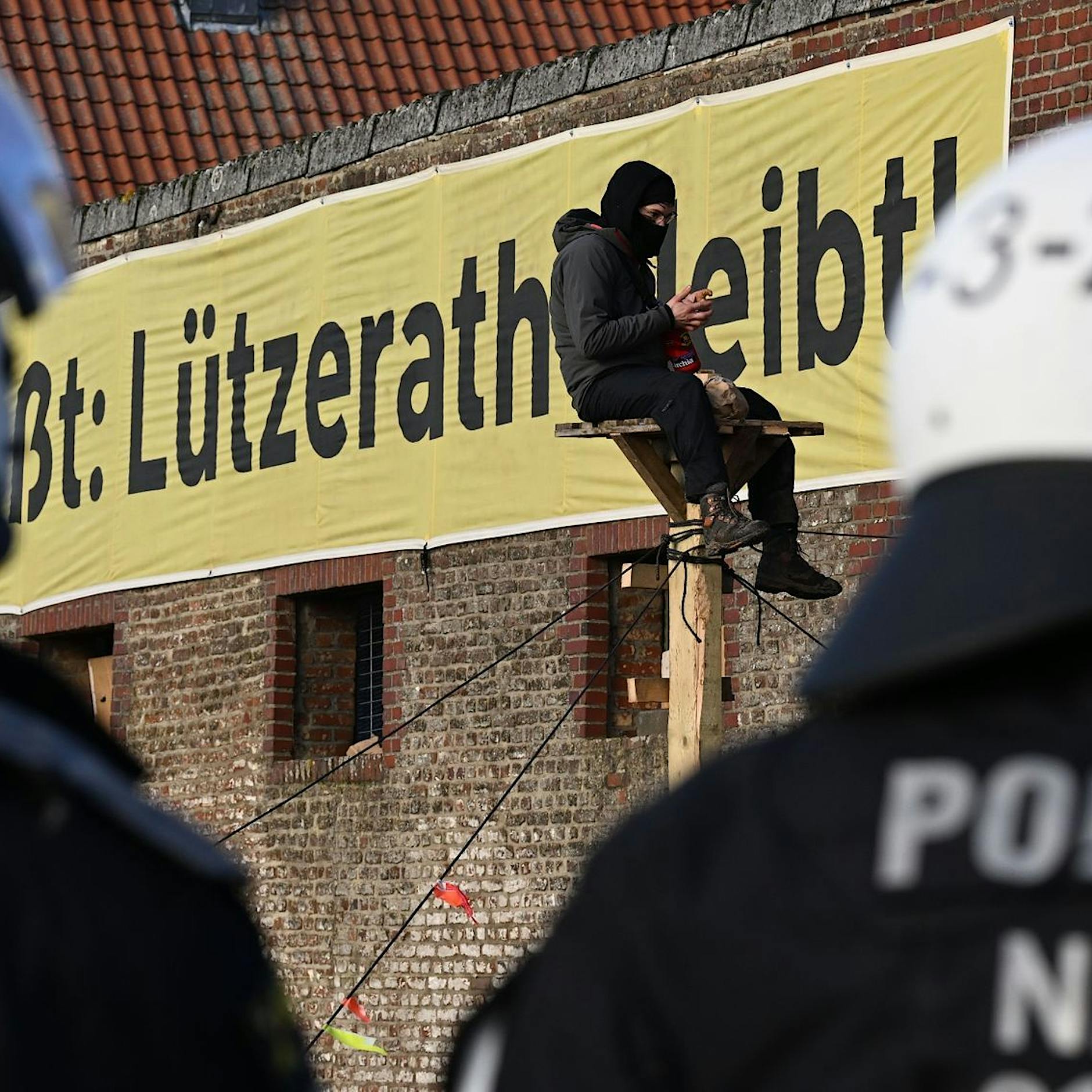 Lützerath-Randale in Berlin-Mitte: Vermummte demolieren zahlreiche Schaufenster