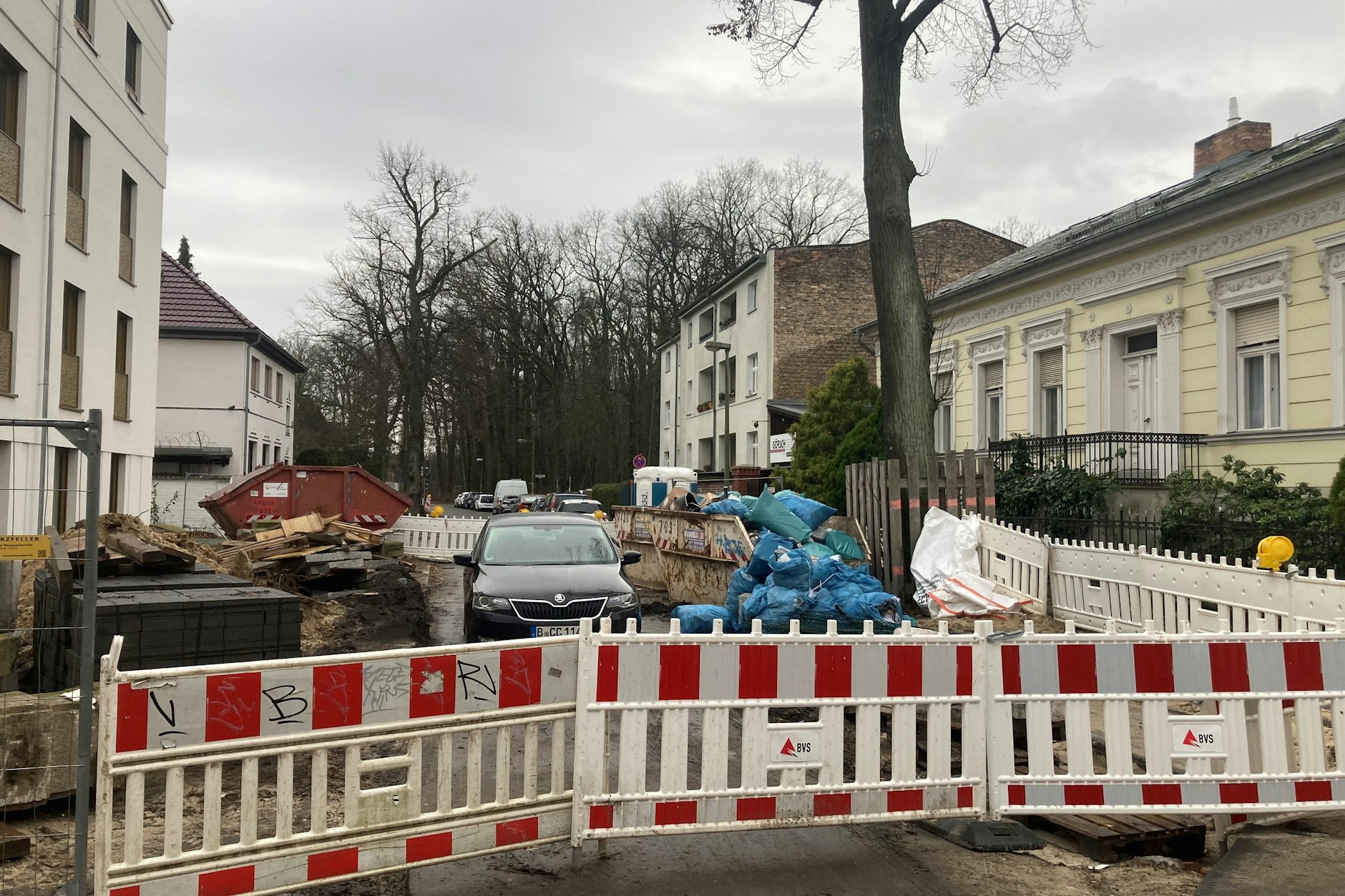An der Regattastraße im Köpenicker Ortsteil Grünau häufen sich seit geraumer Zeit Müllberge, die von einer Baustelle für eine Seniorenresidenz stammen.