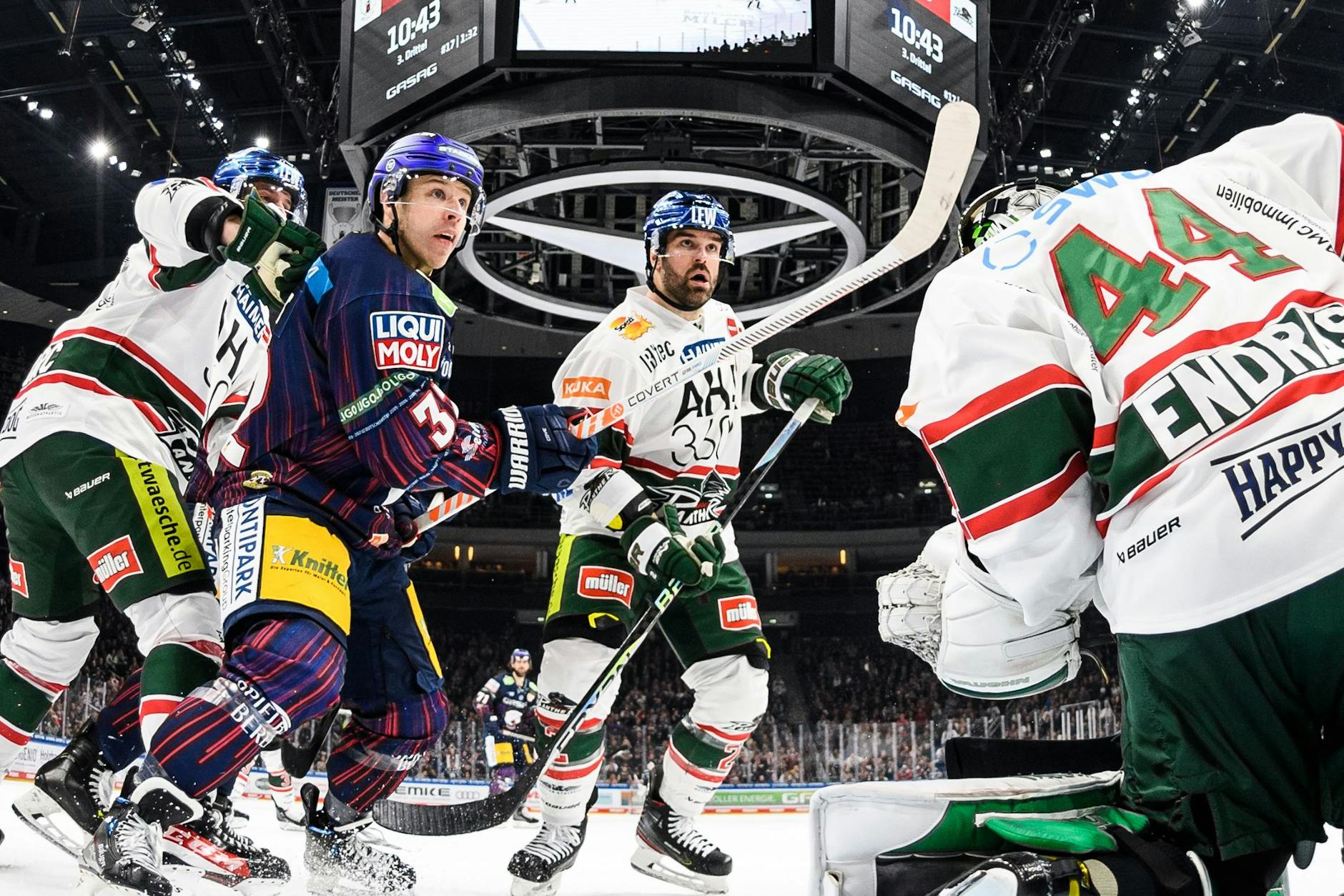 Eisbär Kevin Clark (Nr. 32) lauert immer da, wo’s was zu holen gibt. Gegen Augsburg ist er mit zwei Toren der Matchwinner.