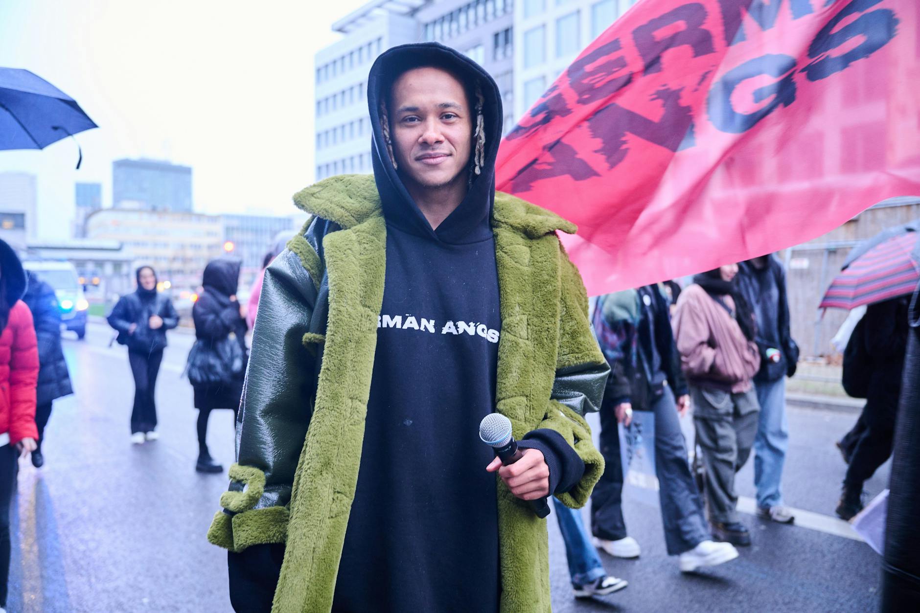 Protestzug „German Angst“: Rapper Kelvyn Colt geht mit Fans auf der Tauentzienstraße entlang.