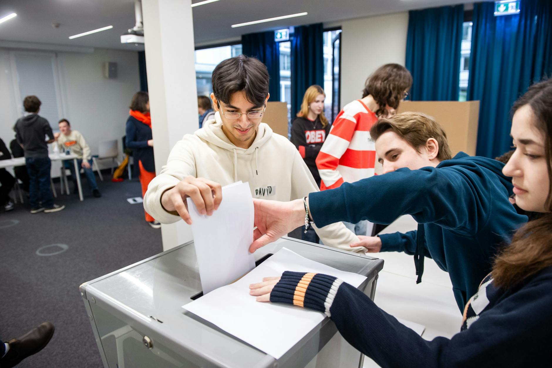 Geschafft, der Wahlzettel ist in der Urne. Am Samstag übten junge Leute ihren Einsatz als Wahlhelfer.