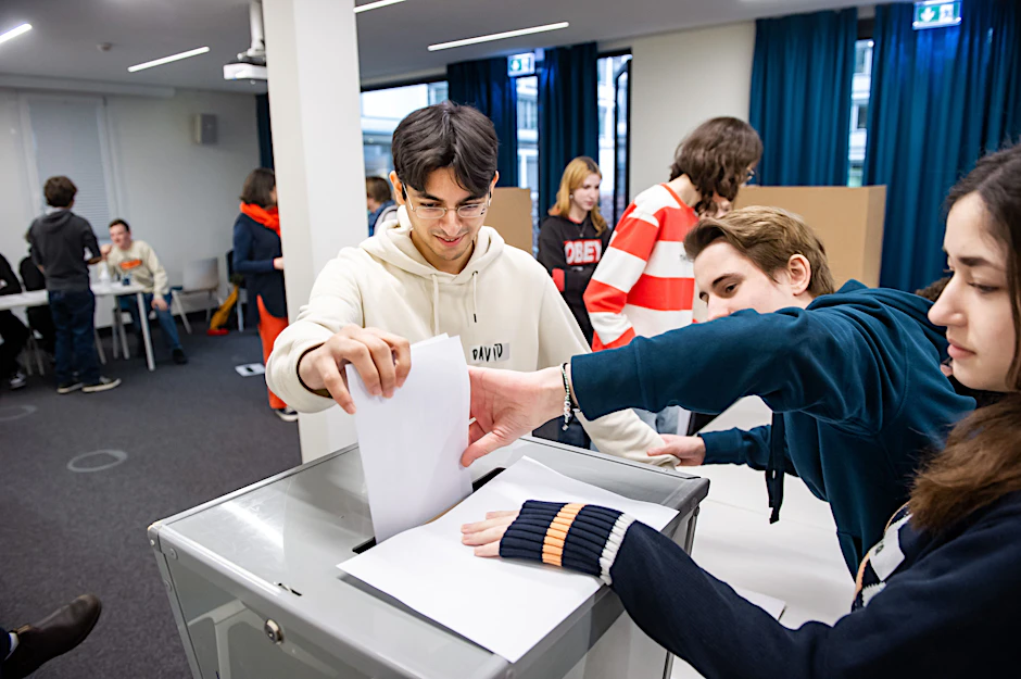 Geschafft, der Wahlzettel ist in der Urne. Am Samstag übten junge Leute ihren Einsatz als Wahlhelfer.