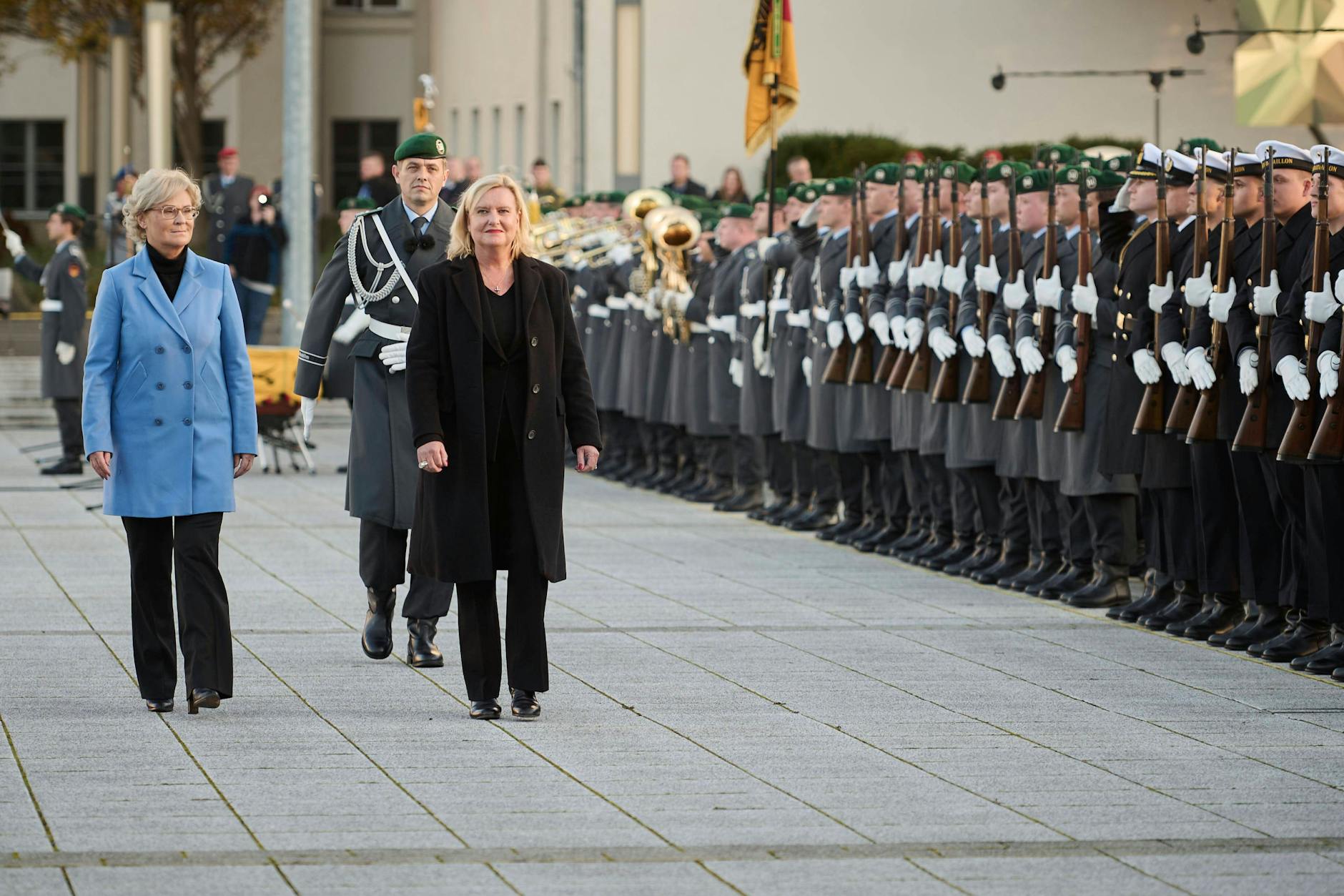 Christine Lambrecht, Bundesministerin der Verteidigung mit Eva Högl, Wehrbeauftragte des Deutschen Bundestags im November vor Bundeswehrsoldaten.