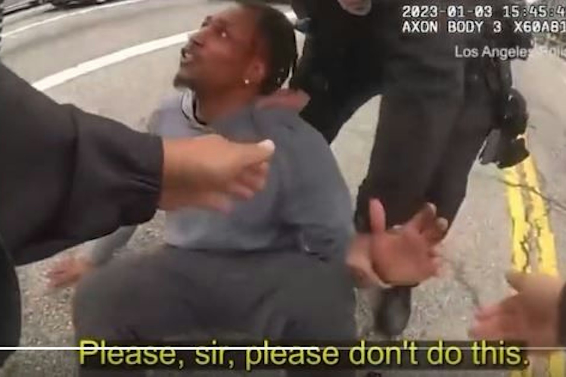 Ein Screenshot von den Aufnahmen der Bodycam eines Polizisten zeigt, wie Einsatzkräfte Keenan Anderson zu Boden bringen.&nbsp;