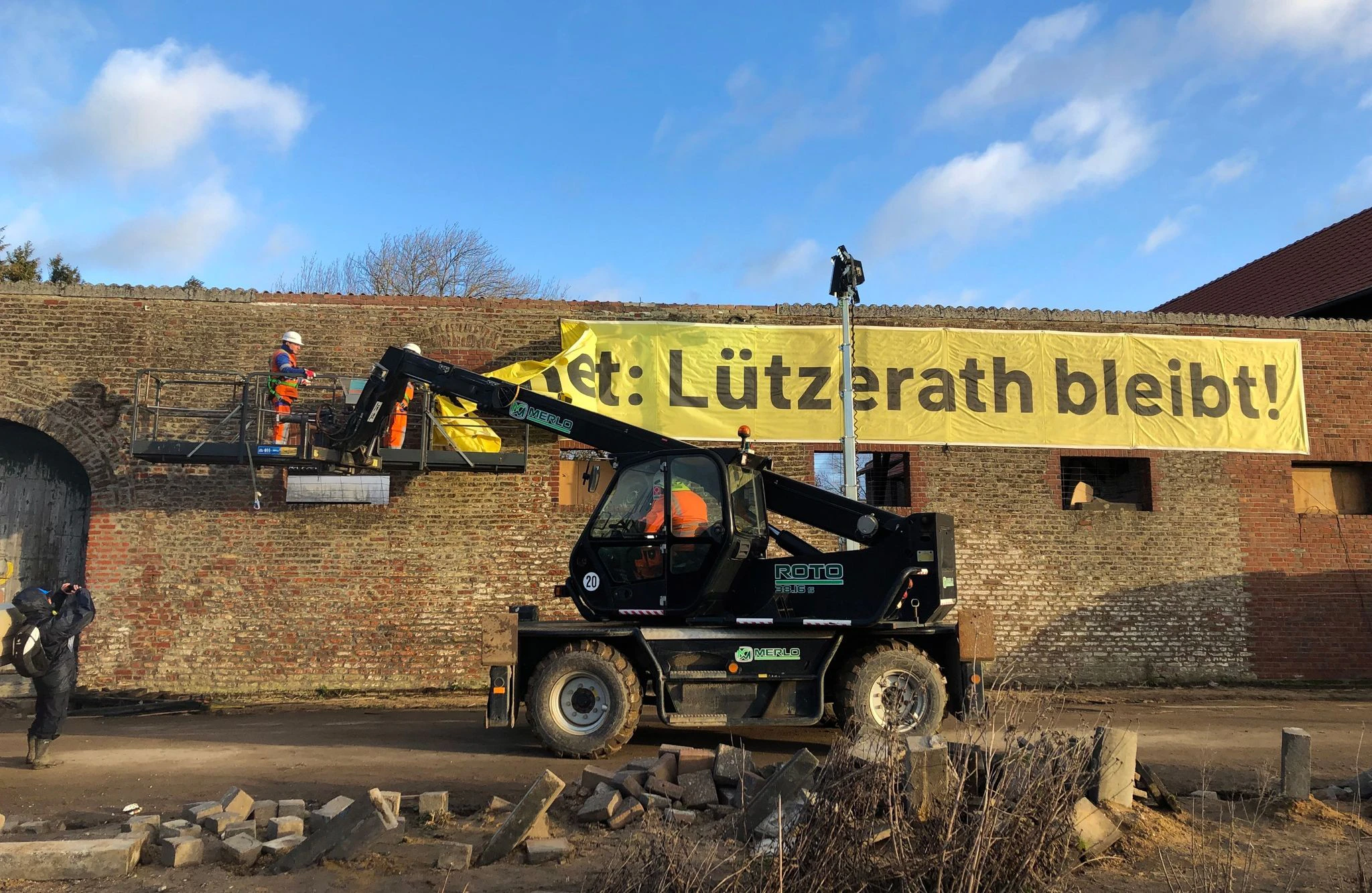 Das Banner «Lützerath bleibt!» wird entfernt.  