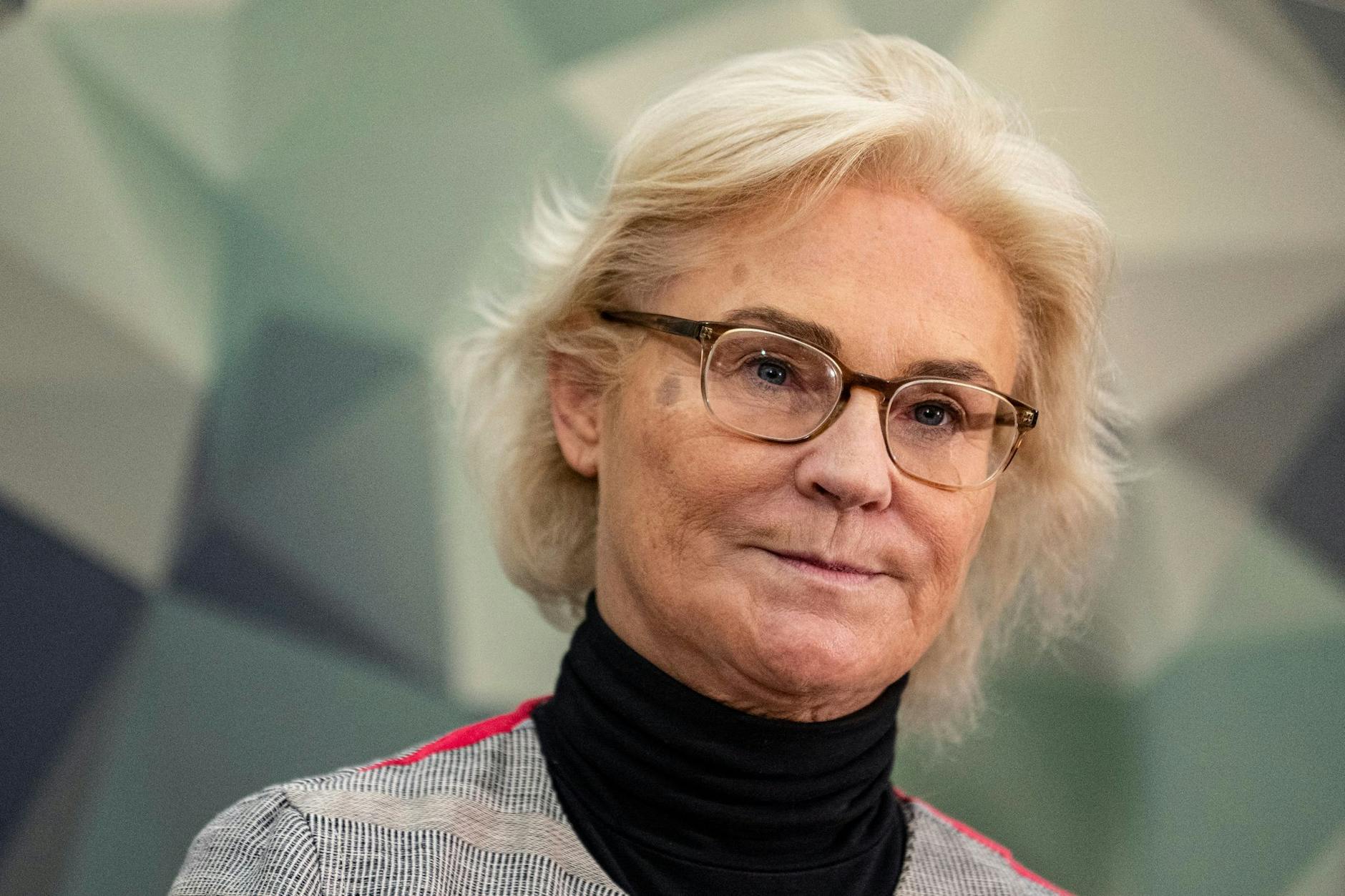 ARCHIV - Verteidigungsministerin Christine Lambrecht (SPD) spricht im Verteidigungsministerium bei einem Statement zu Ausrüstungsfragen der Bundeswehr.