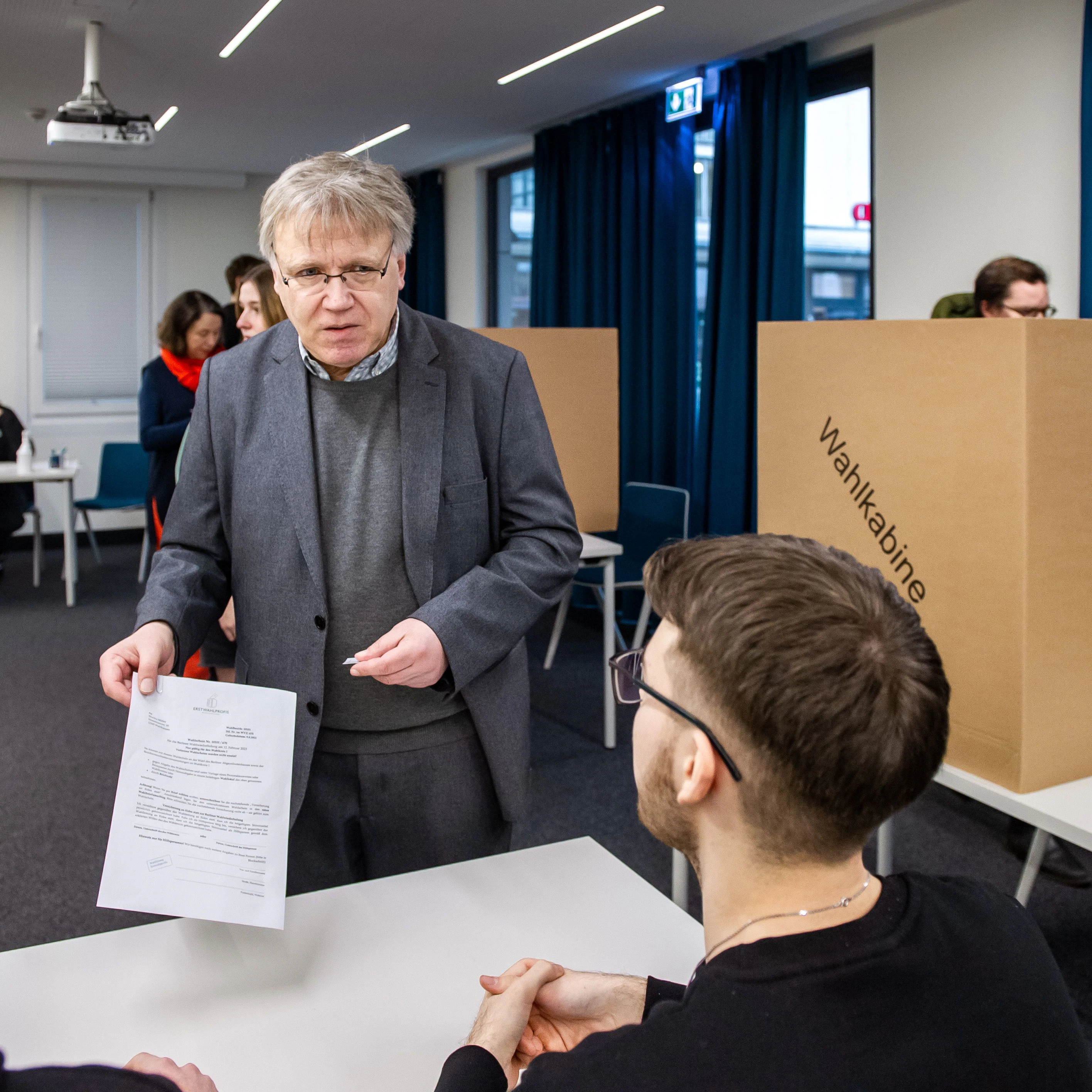 Abgeblitzt im Wahllokal: Landeswahlleiter Stephan Bröchler versucht hier gerade vergeblich, für seine Mutter wählen zu gehen. Es ist natürlich nur Teil des Rollenspiels.