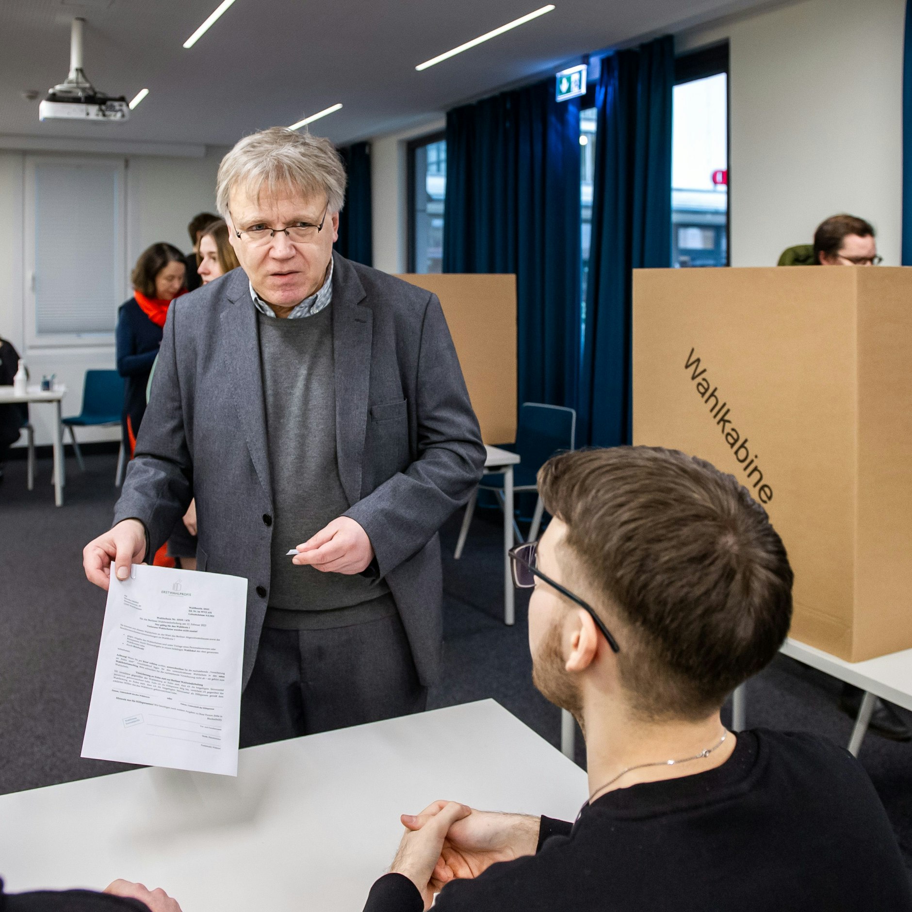 Abgeblitzt im Wahllokal: Landeswahlleiter Stephan Bröchler versucht hier gerade vergeblich, für seine Mutter wählen zu gehen. Es ist natürlich nur Teil des Rollenspiels.