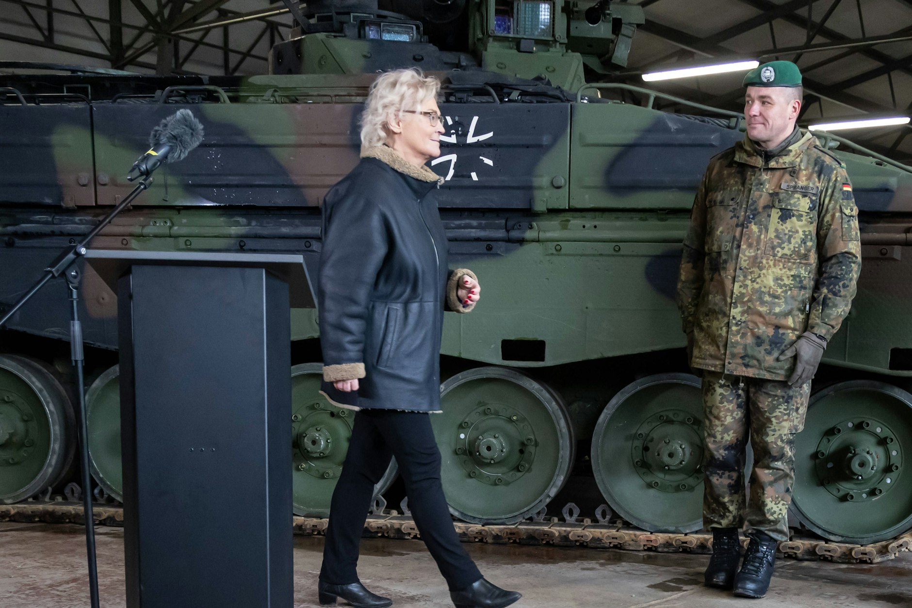 Kommt der Abgang der Bundesverteidigungsministerin Christine Lambrecht (SPD)? Sie verantwortet das Leopard-Debakel: im Hintergrund der Schützenpanzer Marder.