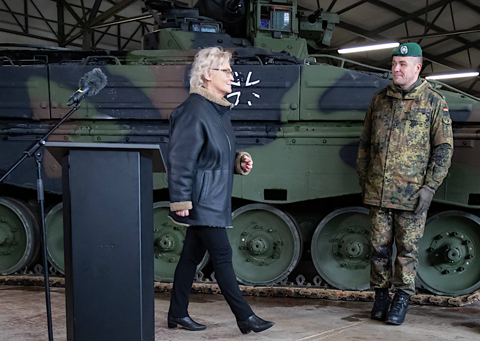 Kommt der Abgang der Bundesverteidigungsministerin Christine Lambrecht (SPD)? Sie verantwortet das Leopard-Debakel: im Hintergrund der Schützenpanzer Marder.
