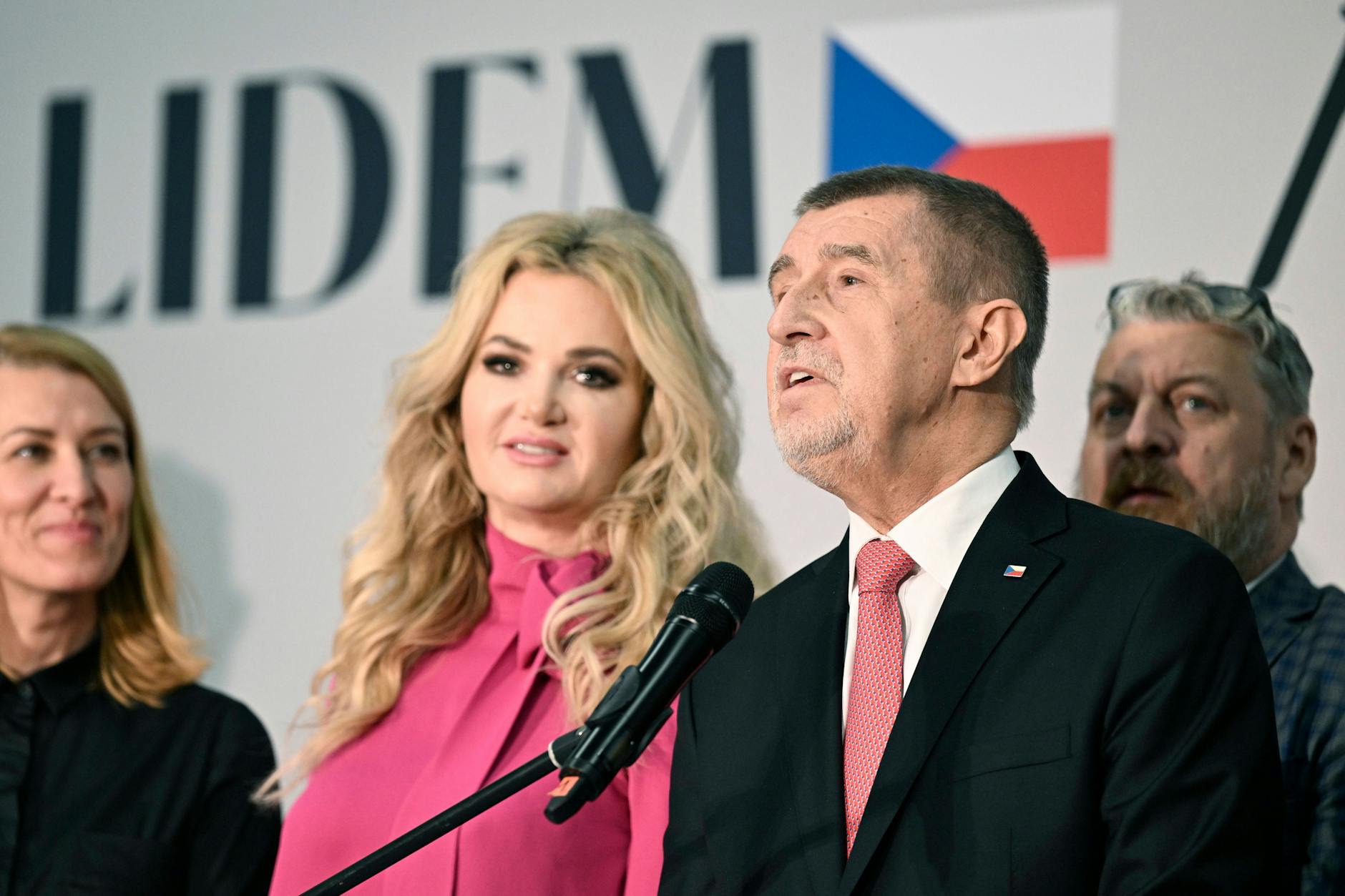 Milliardär Andrej Babis gibt eine Stellungnahme in seiner Wahlkampfzentrale in Prag ab.