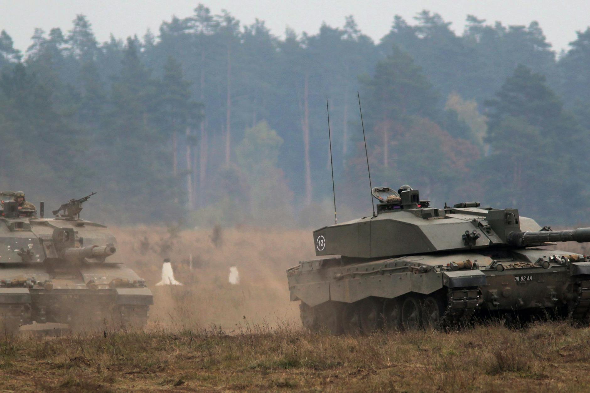 Kampfpanzer der britischen Armee FV4034 Challenger 2 sind im Einsatz während der Nato-Militärübung „Dragon-15“ im Landstreitkräfte-Ausbildungszentrum Orzysz im Dorf Bemowo Piskie, Region Masuren, Polen.