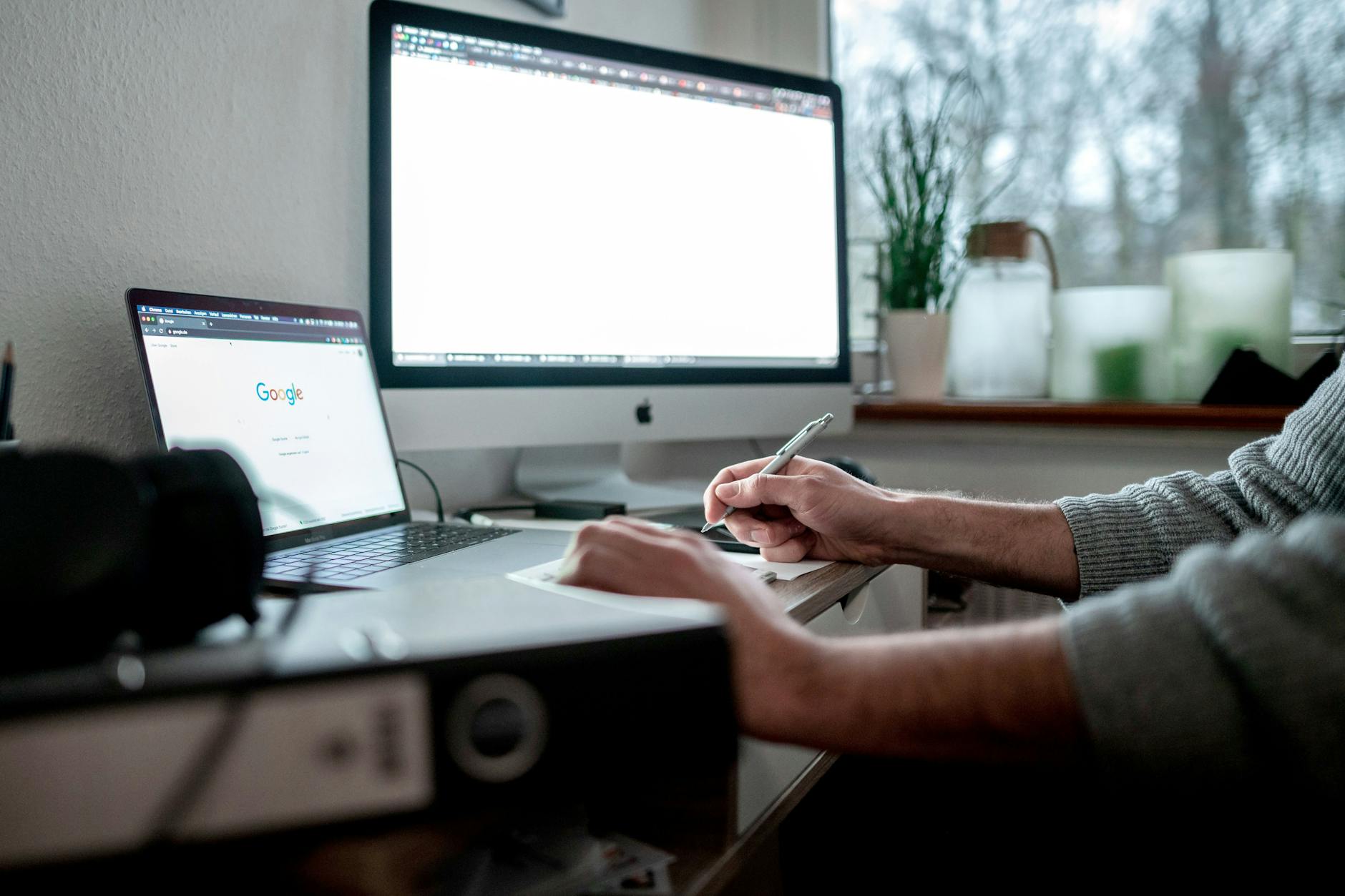 Homeoffice ist für viele Arbeitnehmer inzwischen Normalität. Aber beim Versicherungsschutz in den eigenen vier Wänden lauern Fallstricke.