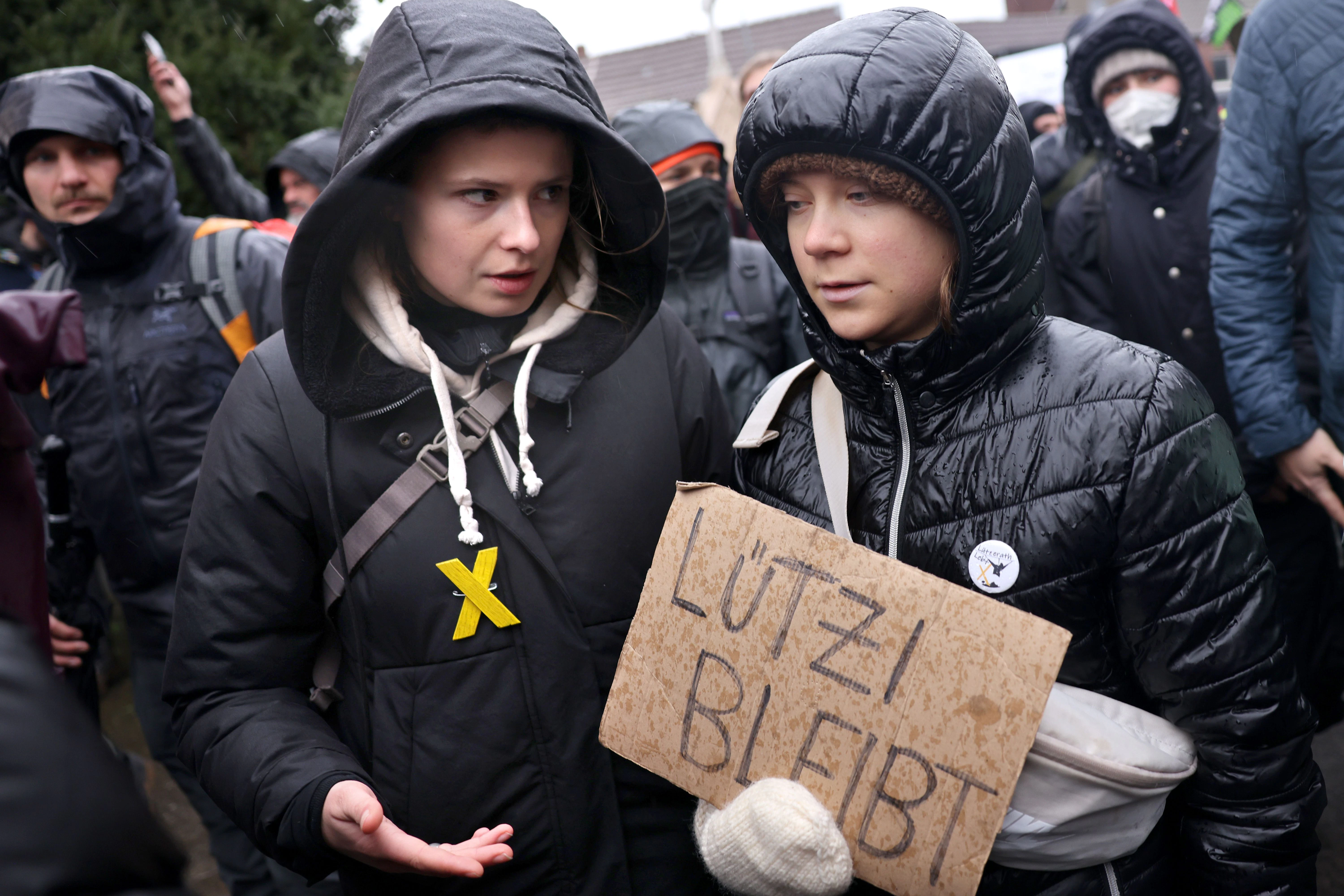 Die Klimaaktivistinnen Luisa Neubauer (li.) und Greta Thunberg demonstrieren gegen die Räumung von Lützerath.